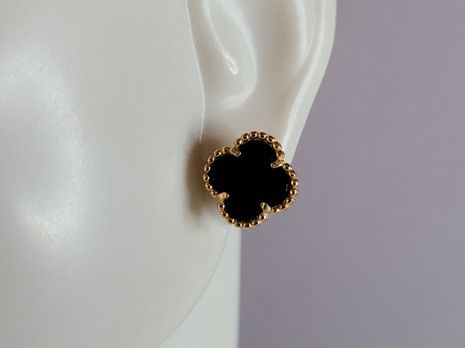 Womens Sterling Silver 4 Leaf Clover Earrings: A PAIR OF STERLING SILVER GOLD TONE FOUR LEAF CLOVER EARRINGS THAT WEIGH 1.8g, AND MEASURE 3/8" WIDE. BEAUTIFUL DESIGNER STYLE EARRINGS. THIS MAKES A LOVELY GIFT FOR THAT SOMEONE SPECIAL. ANY QUESTION