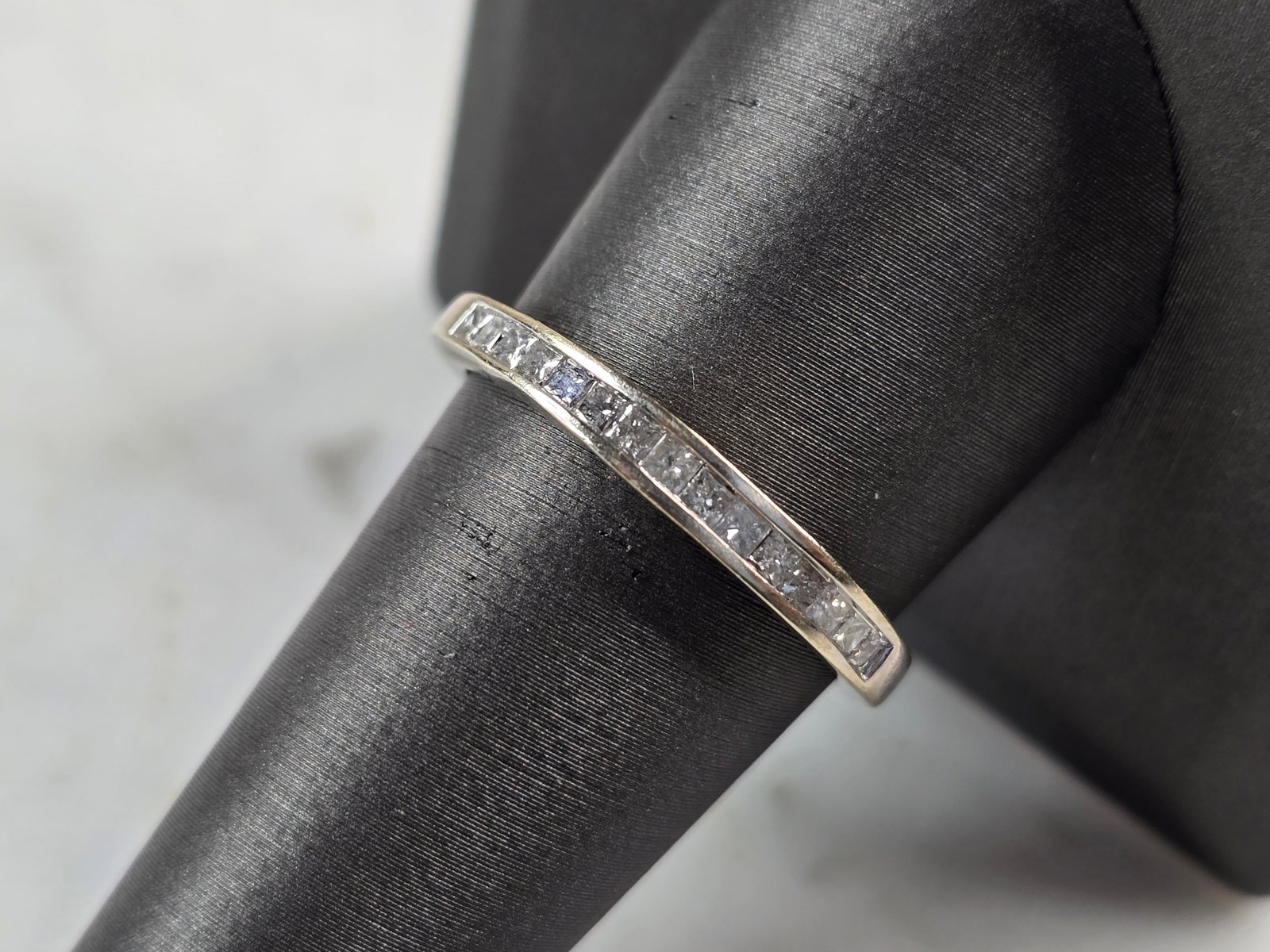 Womens Vintage Estate 14k White Gold Diamond Ring: A WOMENS VINTAGE ESTATE 14K WHITE GOLD DIAMOND RING. THE RING WEIGHS 2.4g AND IS A SIZE 9.25. THERE ARE 15 SMALL DIAMONDS IN THIS RING. THE WIDTH OF THE RING IS 1/8". RING IS NOT MARKED BUT IT HAS BEE
