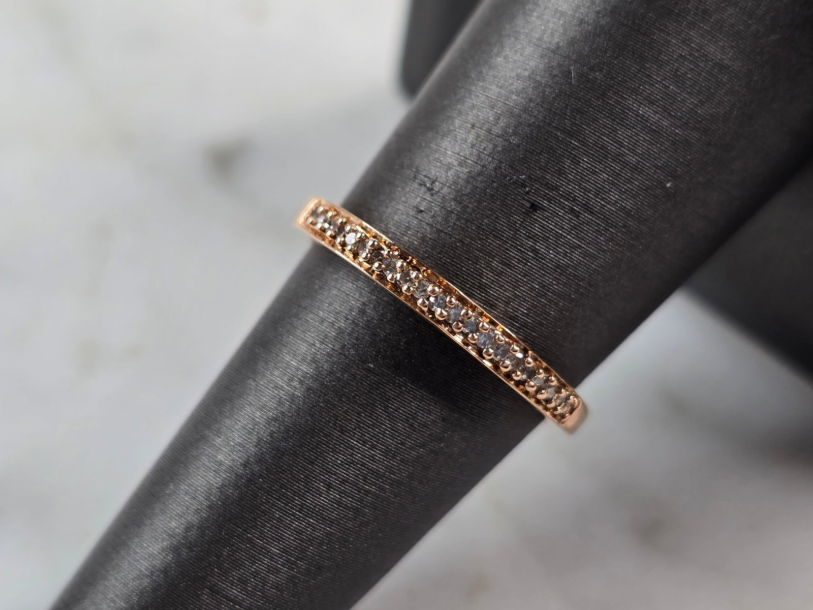 Womens Vintage Estate 10K Rose Gold Diamond Ring: A WOMENS VINTAGE ESTATE 10K ROSE GOLD DIAMOND RING. THE RING SIZE IS A 7.0, AND WEIGHS 1.4g. THE RING IS 1/8" WIDE. THERE ARE 21 TINY DIAMONDS IN THIS RING. RING IS MARKED ON THE INSIDE OF THE BAND. A