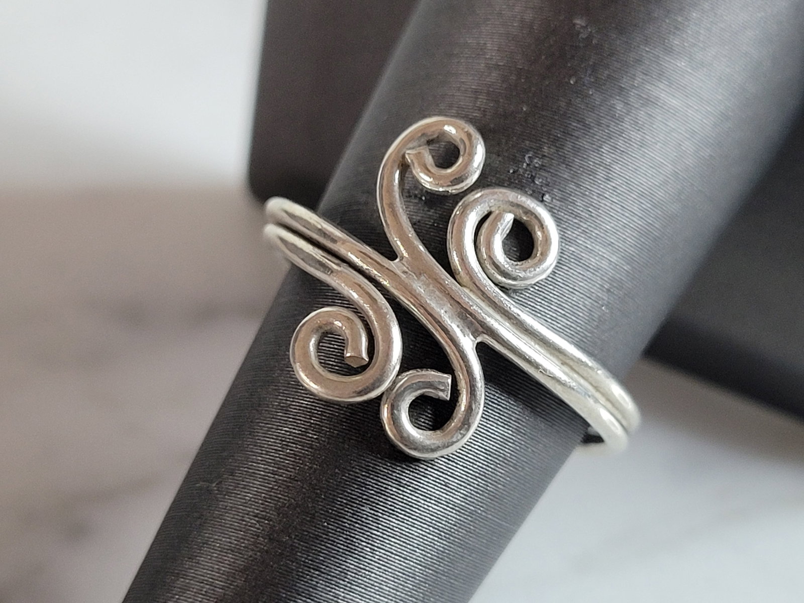 Womens Vintage Estate Sterling Silver Modernist Ring: A WOMENS VINTAGE ESTATE STERLING SILVER MODERNIST RING. THE RING SIZE IS A 6.5, AND WEIGHS 2.2g. THE WIDTH OF THE RING IS 1/2". THIS WOULD MAKE A NICE GIFT FOR THAT SOMEONE SPECIAL. ANY QUESTIONS PLEA