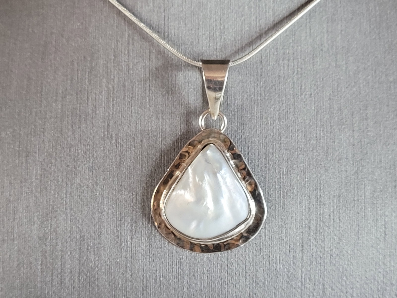 Womens Vintage Estate Sterling Silver MOP Necklace: A WOMENS VINTAGE ESTATE STERLING SILVER MOTHER OF PEARL PENDANT WITH NECKLACE. TOGETHER THEY WEIGH 9.0g. PENDANT MEASURES 1 1/2" LONG BY 1" WIDE, AND NECKLACE MEASURES 24" LONG. MAKES A GREAT GIFT FOR