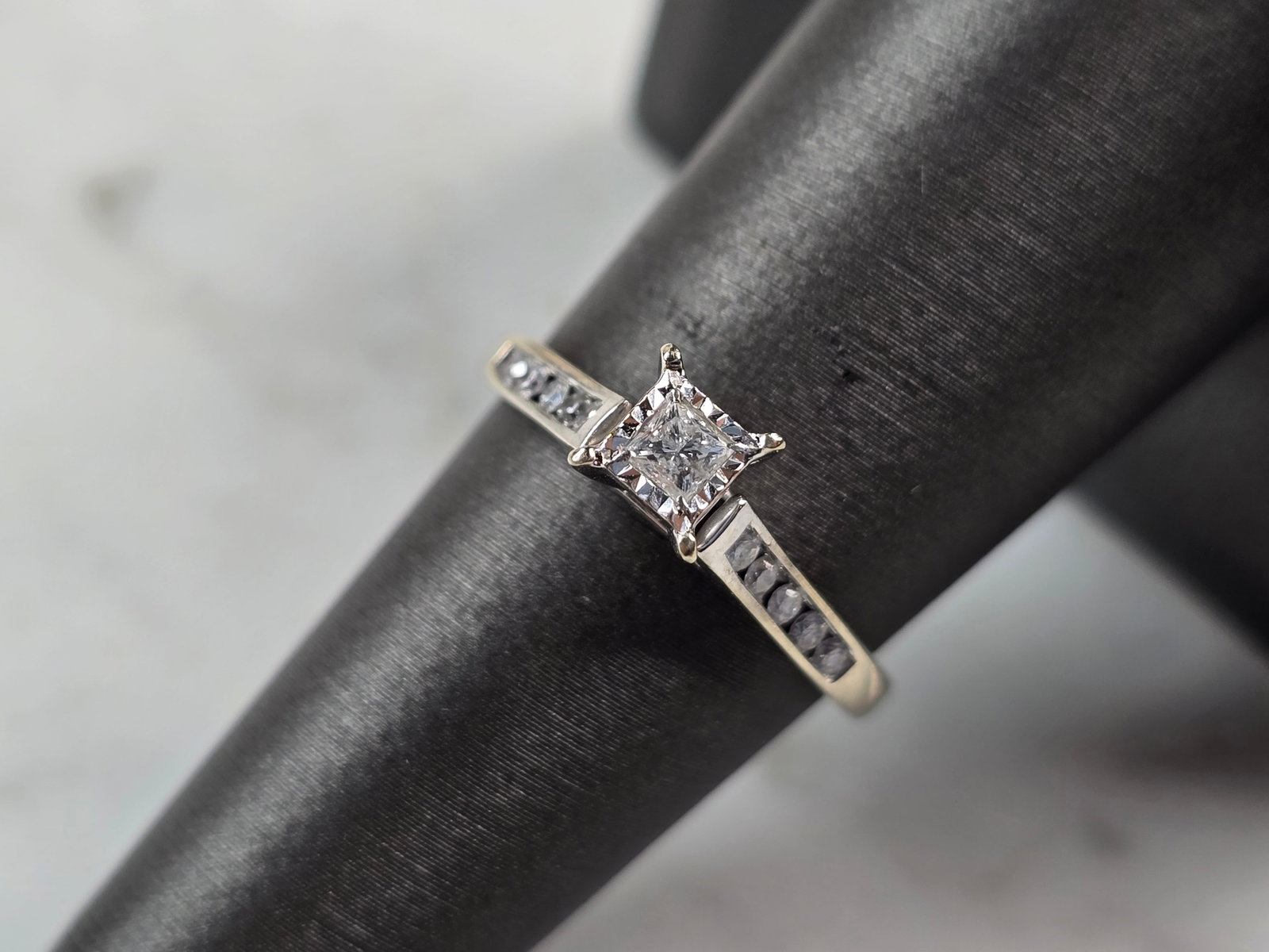 Womens Vintage Estate 10K White Gold Diamond Ring: FOR SALE IS THIS VINTAGE ESTATE 10K WHITE GOLD DIAMOND RING. THE RING IS A SIZE 7.0 AND WEIGHS 1.7g. THE CENTER DIAMOND IS ABOUT .12cts, ACCENTED BY 10 TINY DIAMONDS. THE WIDTH OF THE RING IS ABOUT 3/