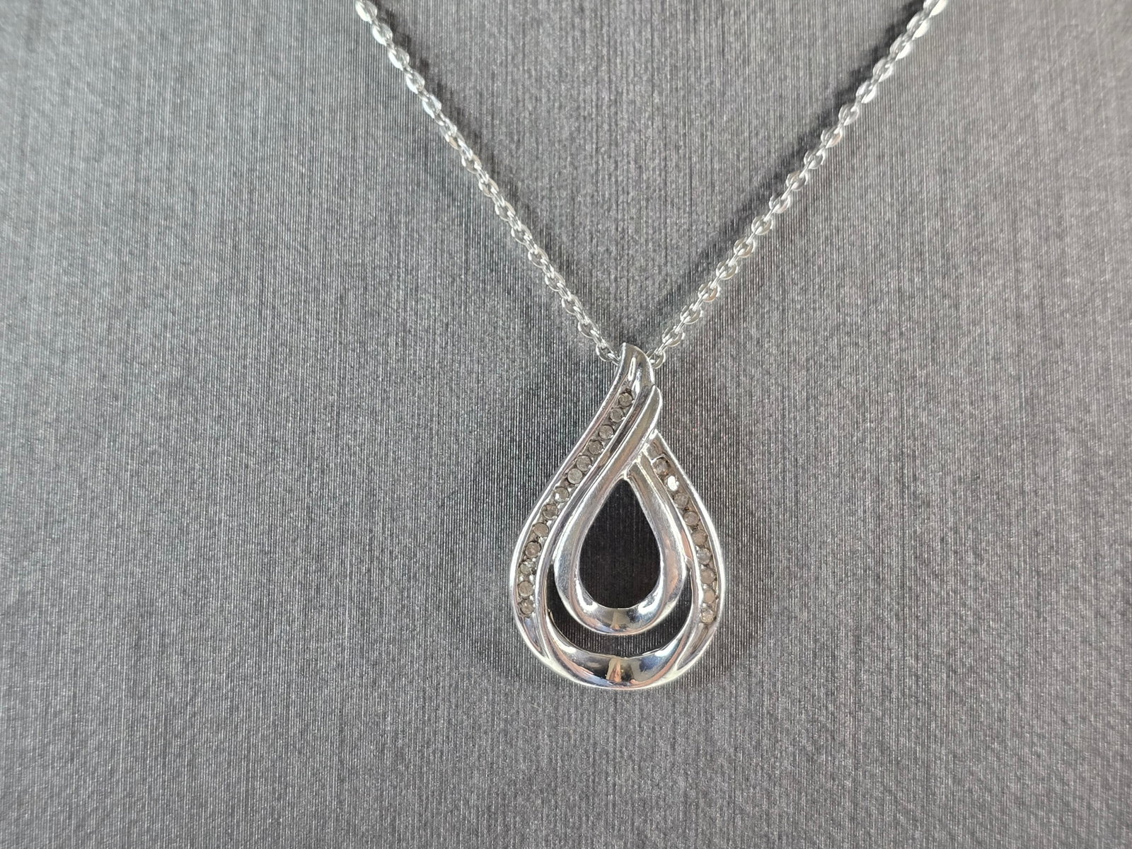 Womens Vintage Sterling Silver Diamond Tear Drop Pendant Necklace: A WOMEN'S VINTAGE ESTATE STERLING SILVER DIAMOND TEAR DROP PENDANT WITH NECKLACE. THE TOTAL WEIGHT IS 3.4g. THE NECKLACE MEASURES 18" LONG AND IS ADJUSTABLE TO 16". THE PENDANT MEASURES 7/8" BY 1/2". 