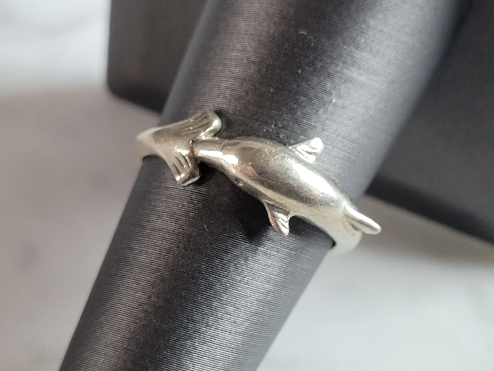Womens Vintage Estate Sterling Silver Dolphins Ring: A WOMENS VINTAGE STERLING SILVER DOLPHINS RING. THE TOTAL WEIGHT IS 2.7g, AND IS A SIZE 7.0. THE WIDTH OF THE RING IS 1/4". THIS RING WOULD MAKE A GREAT GIFT FOR SOMEONE SPECIAL. ANY QUESTIONS PLEASE 
