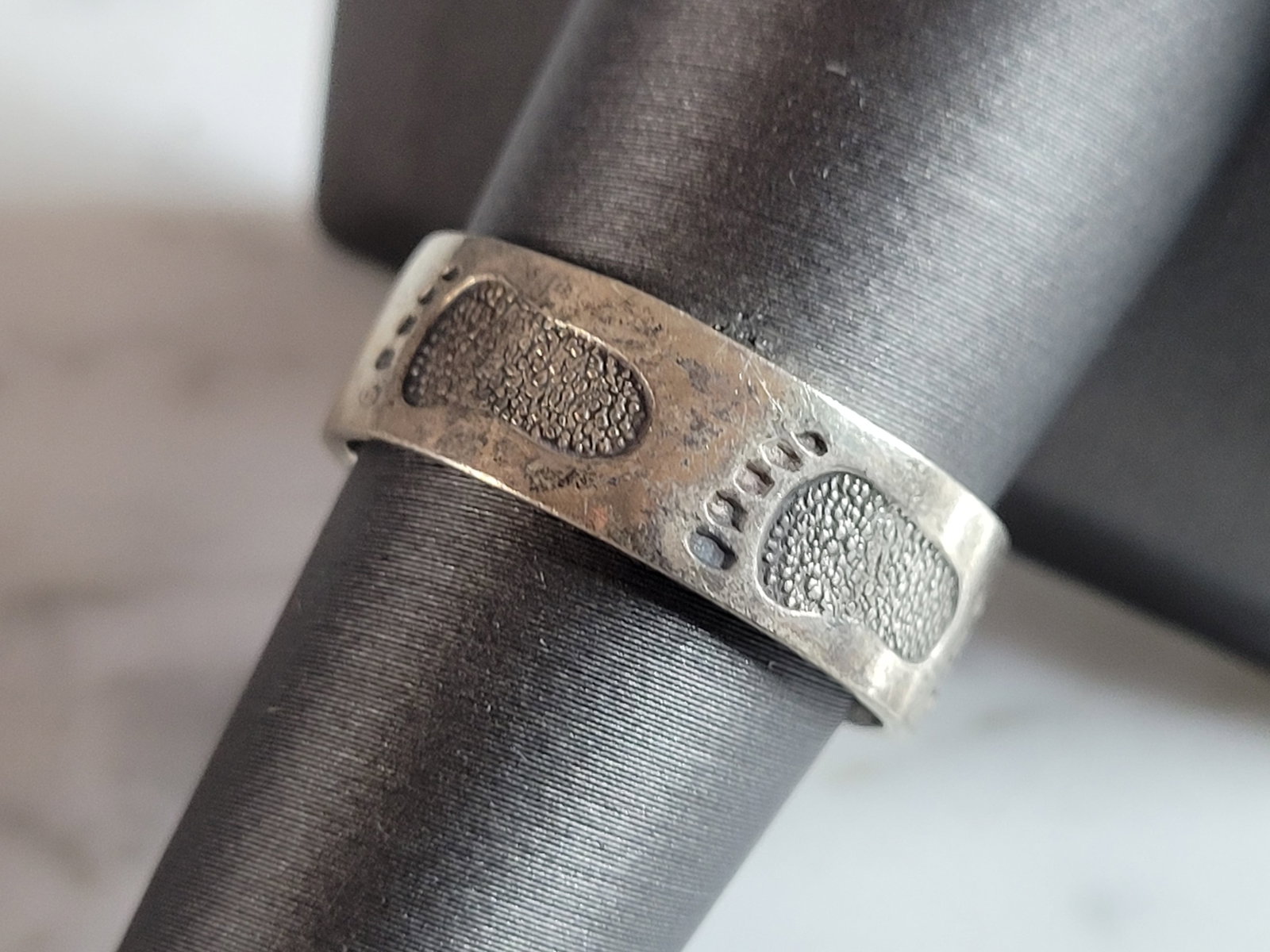 Womens Vintage Estate Sterling Silver Foot Prints Ring: A WOMENS VINTAGE ESTATE STERLING SILVER FOOT PRINTS RING. THE RING WEIGHS 4.8g, AND IS A SIZE 8.75. THE WIDTH OF THE RING IS 1/4". ANY QUESTIONS PLEASE DO NOT HESITATE TO ASK. BE SURE TO CHECK OUT SOM
