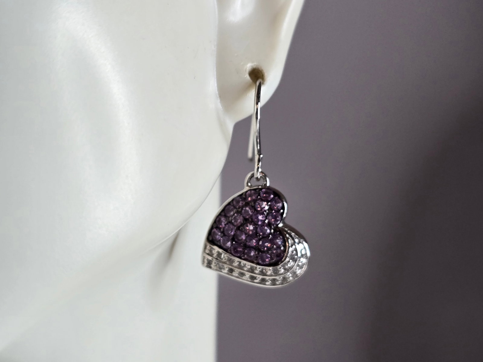 Womens Vintage Estate Sterling Silver Art Deco Heart Dangle Earrings: A PAIR OF WOMENS VINTAGE ESTATE STERLING SILVER ART DECO STYLE AMETHYST HEART SHAPED EARRINGS. NOT SURE IF THE STONES ARE REAL OR MAN MADE. THE EARRINGS WEIGH 4.2g, AND MEASURE ABOUT 1" LONG AND 1/2'"