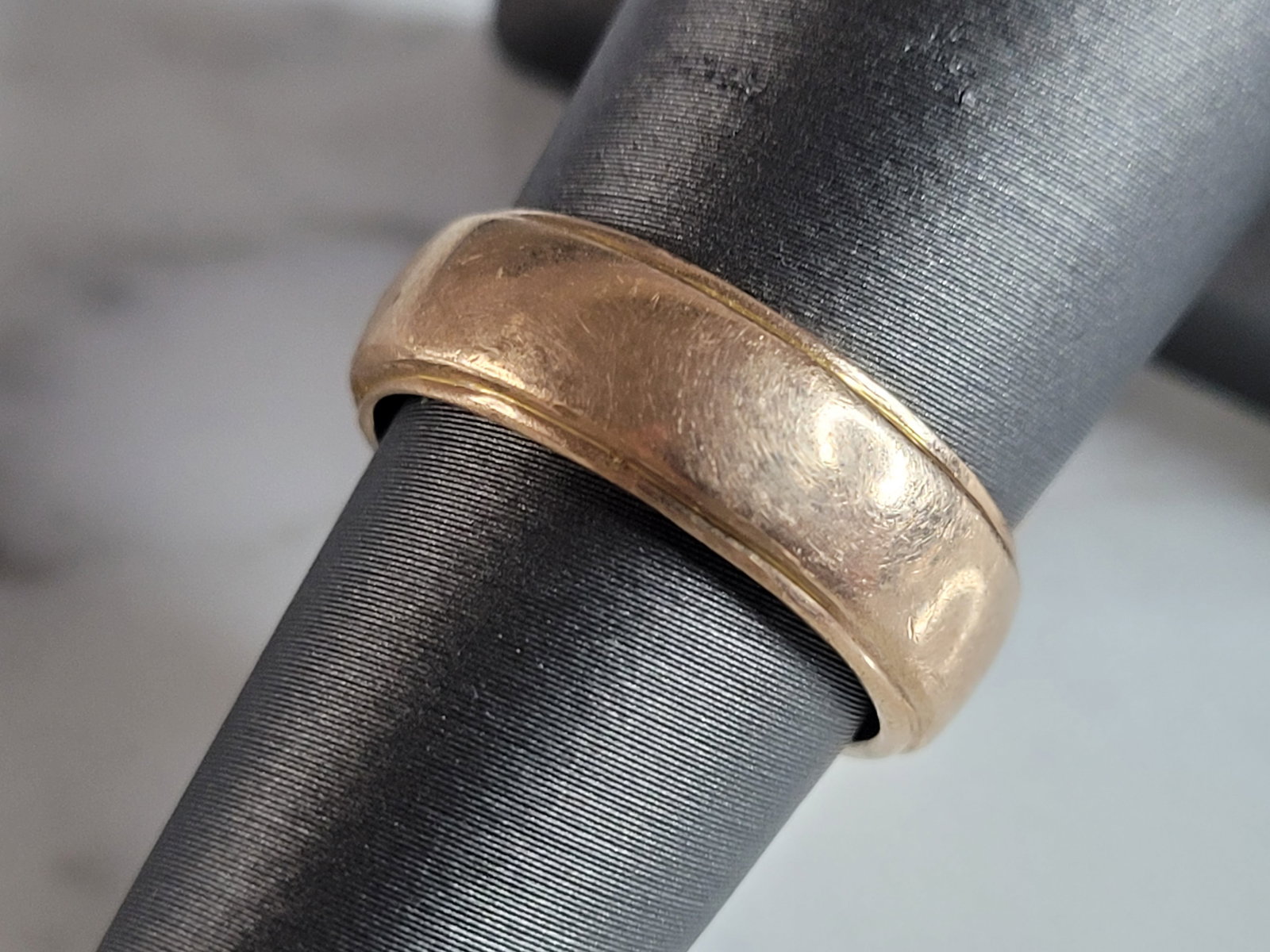 Womens Vintage Estate 10K Yellow Gold Wedding Band Ring: A WOMENS VINTAGE ESTATE 10K YELLOW GOLD WEDDING BAND RING. THE RING IS A SIZE 6.25, AND IS 1/4" WIDE, AND WEIGHS 5.9g. THE RING MAKES A LOVELY GIFT FOR THAT SOMEONE SPECIAL. ANY QUESTIONS, PLEASE ASK.