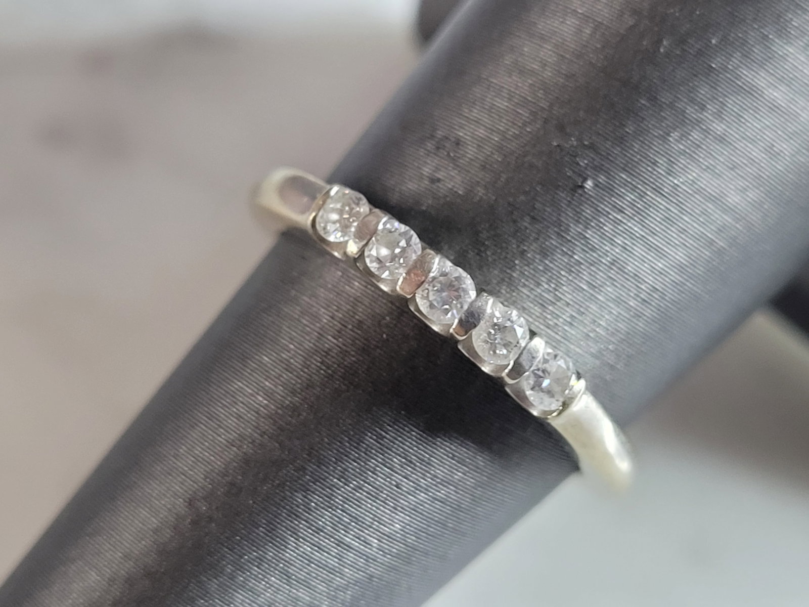 Womens Vintage Estate 14K White Gold Diamond Ring: A WOMENS VINTAGE ESTATE 14K WHITE GOLD DIAMOND RING. THE RING WEIGHS 3.4g WITH THE DIAMONDS. THE SIZE OF THE RING IS A 6.75. THE CARAT WEIGHT OF THE DIAMONDS ARE ABOUT 0.25cts. THE WIDTH OF THE RING I