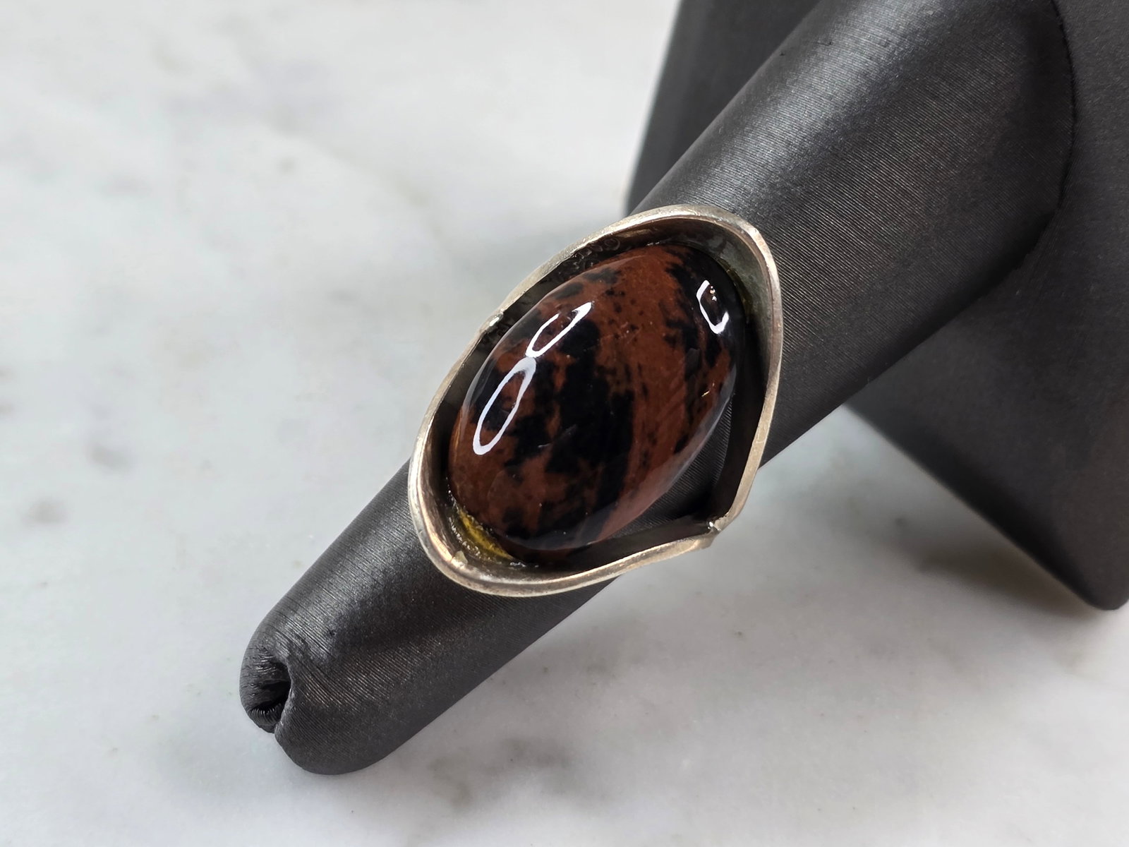 Womens Vintage Estate Sterling Silver Modernist Jasper Ring: A WOMENS VINTAGE ESTATE STERLING SILVER MODERNIST JASPER RING. THE RING WEIGHS 7.2g AND MEASURE 1 1/8" WIDE. RING IS A SIZE 6.25. ANY QUESTIONS PLEASE DO NOT HESITATE TO ASK. BE SURE TO CHECK OUT SOME
