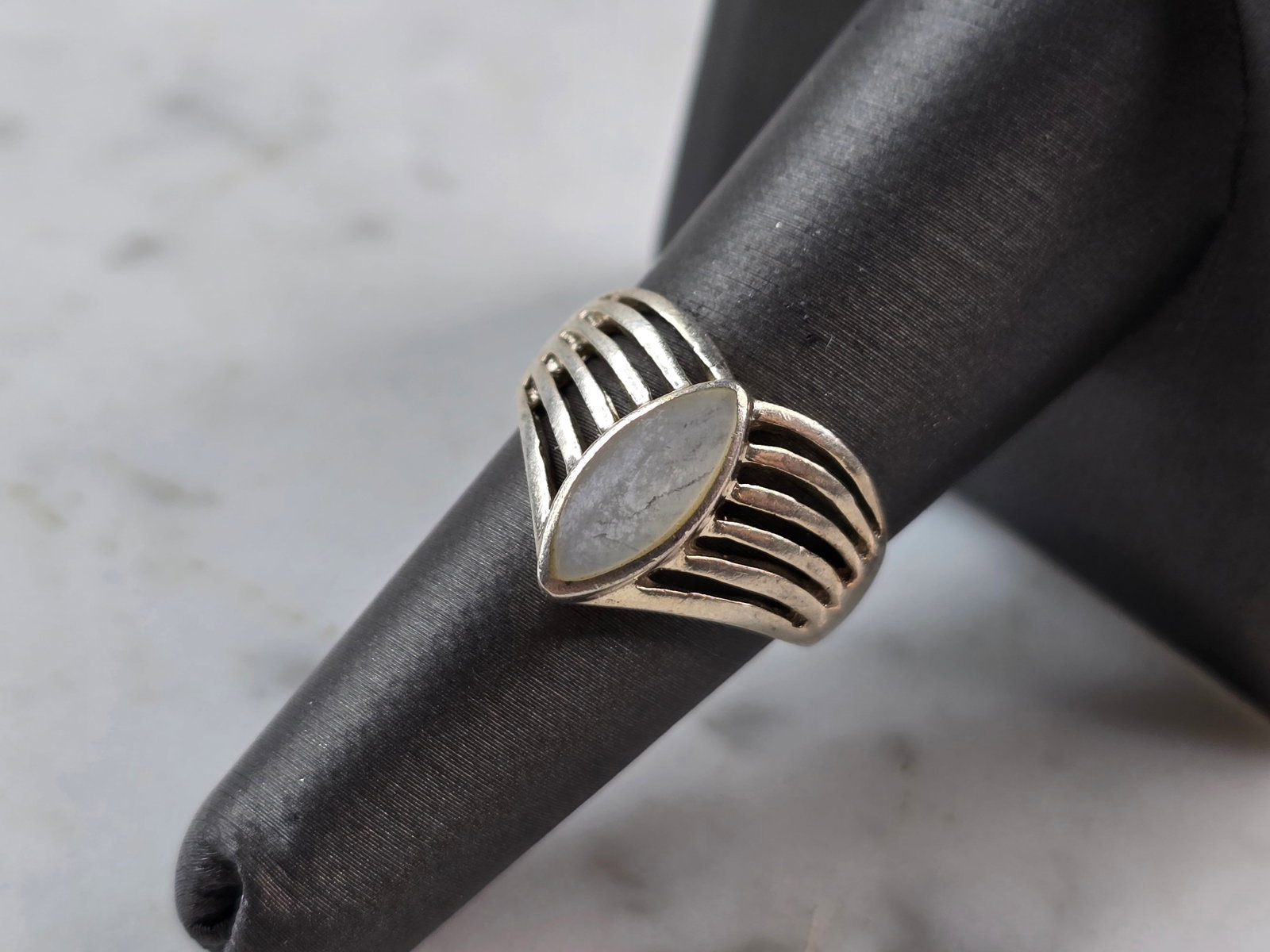 Womens Vintage Estate Sterling Silver Modernist Ring: A WONDERFUL WOMENS VINTAGE ESTATE STERLING SILVER MODERNIST RING. THE RING WEIGHS 5.1g, AND IS A SIZE 7.0. THE WIDTH OF THE RING IS 1/2". ANY QUESTIONS PLEASE DO NOT HESITATE TO ASK. BE SURE TO CHECK 