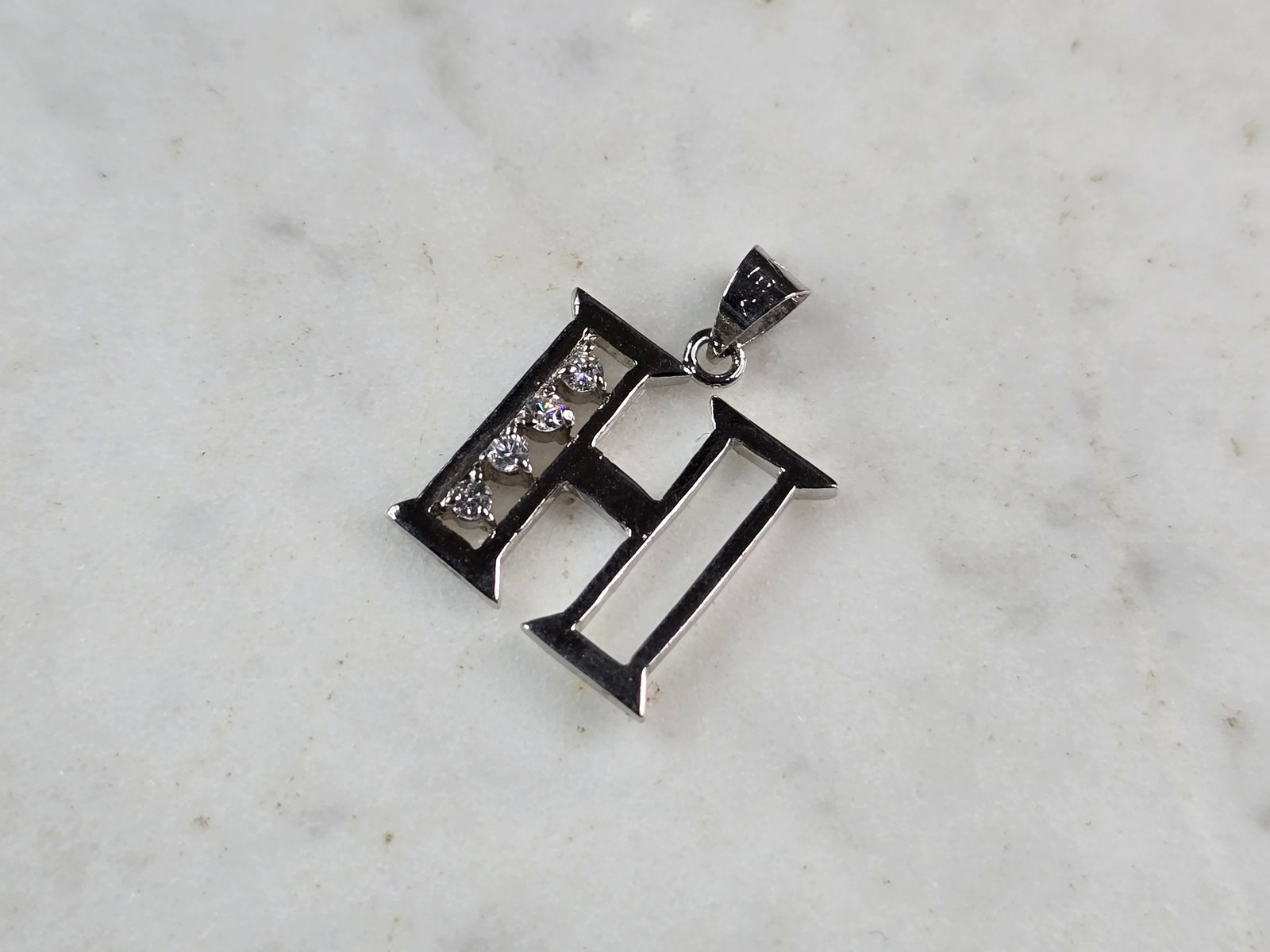 Womens Sterling Silver Initial Letter " H " Pendant: A WOMENS STERLING SILVER INITIAL LETTER "H" PENDANT. PENDANT WEIGHS 1.3g AND MEASURES 3/4" LONG BY 5/8" WIDE. MAKES A GREAT GIFT FOR THAT SOMEONE SPECIAL. ANY QUESTIONS, PLEASE ASK. BE SURE TO CHECK O