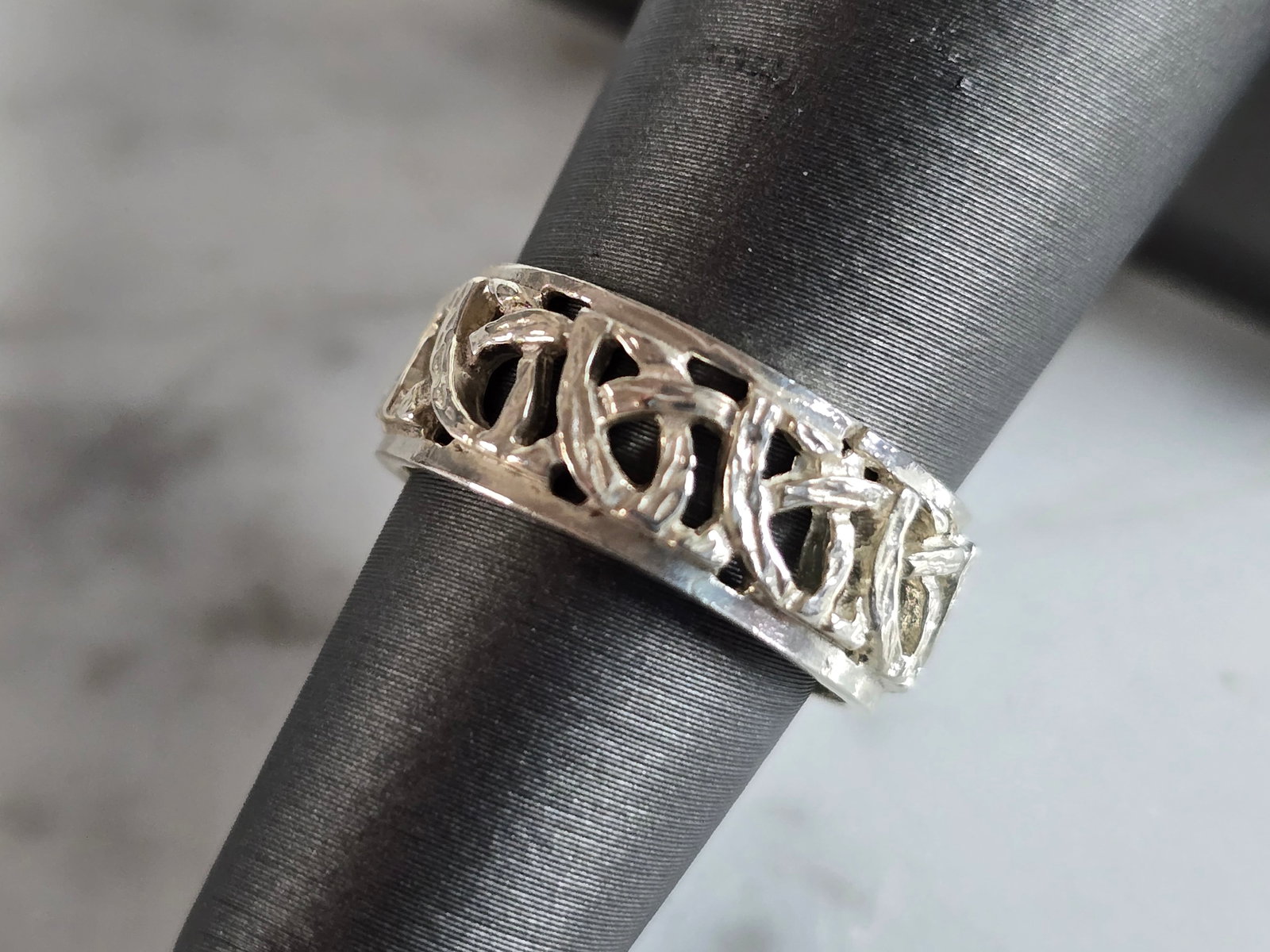 Womens Vintage Estate Sterling Silver Irish Celtic Eternity Knot Ring: A WOMENS VINTAGE ESTATE STERLING SILVER CELTIC ETERNITY KNOT RING. RING IS A SIZE 4.75 AND WEIGHS 3.4g. THE WIDTH OF THE RING IS 5/16". ANY QUESTIONS PLEASE DO NOT HESITATE TO ASK. BE SURE TO CHECK OU