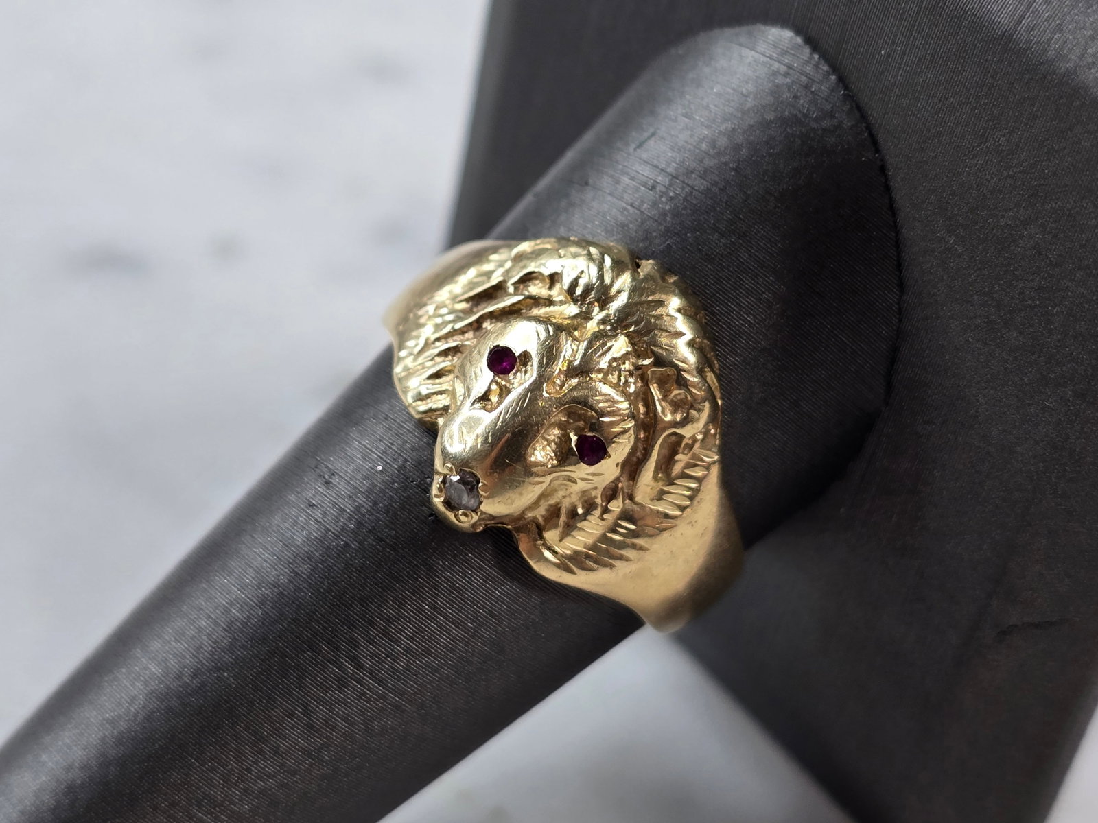 Mens Vintage Estate 14k Yellow Gold Ruby Diamond Lion Ring: A MENS VINTAGE ESTATE 14K GOLD RUBY & DIAMOND LION RING. THE SIZE OF THE RING IS A 10.25. THE RING WEIGHS 6.6g AND IS 5/8" WIDE. ANY OTHER QUESTIONS PLEASE DO NOT HESITATE TO ASK. BE SURE TO CHECK OUT