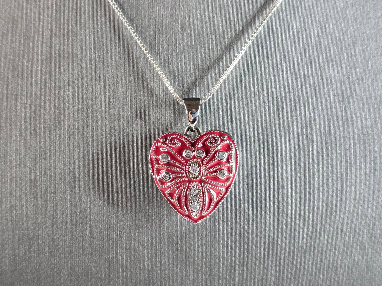 Womens Vintage Estate Sterling Silver Heart Pendant Locket Necklace: A WOMENS VINTAGE ESTATE STERLING SILVER NECKLACE WITH A HEART PENDANT LOCKET. TOGETHER THEY WEIGH 8.2g. THE PENDANT MEASURES 1" BY 3/4". THE NECKLACE MEASURES 18 1/4" LONG. ANY QUESTIONS PLEASE DONT H