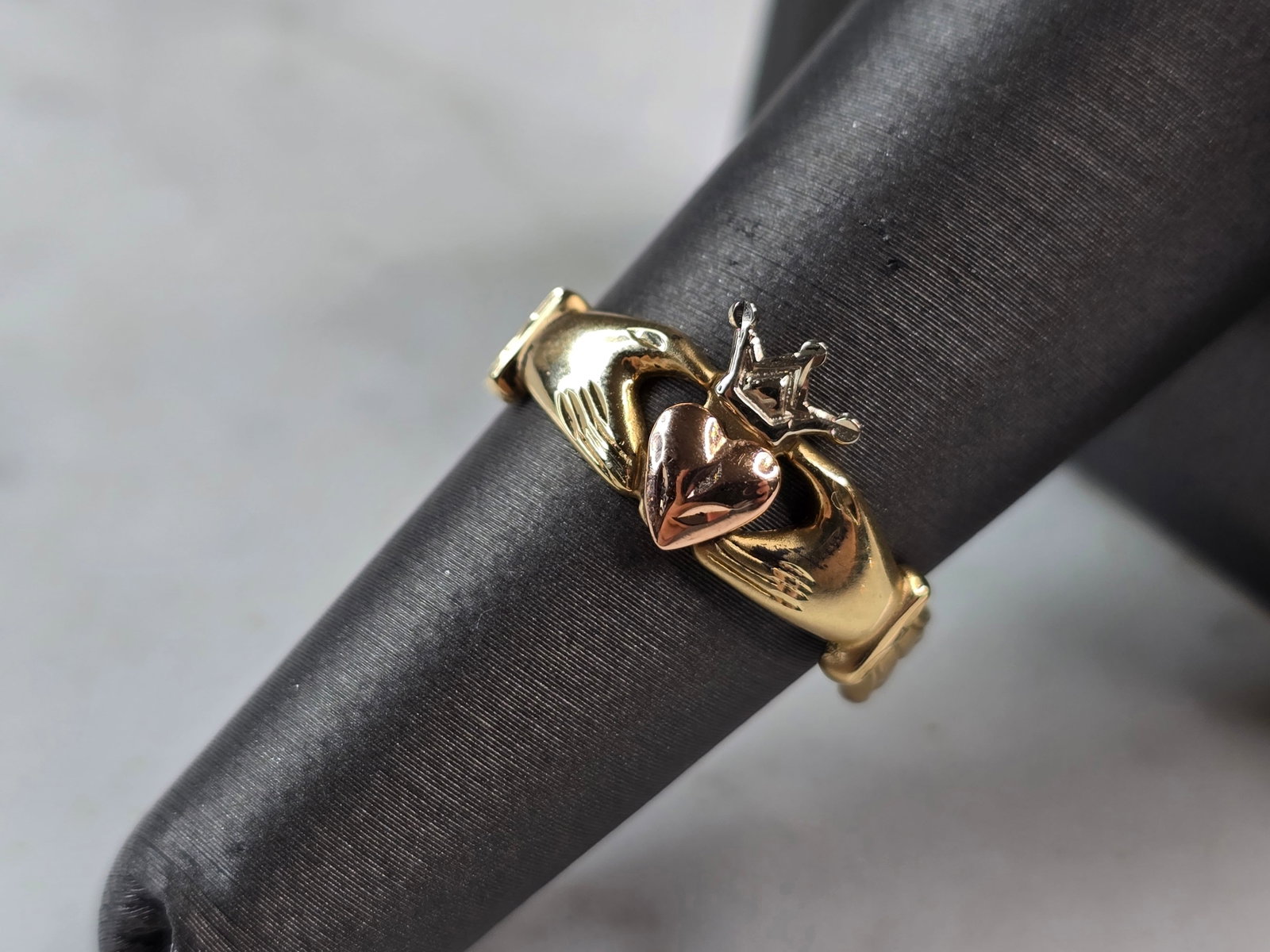 Womens Vintage Estate 14k Gold Irish Claddagh Michael Anthony Ring: A WOMENS VINTAGE ESTATE IRISH CLADDAGH RING, MADE BY MICHAEL ANTHONY. THE RING WEIGHS 2.7g AND IS A SIZE 6.5. RING MEASURES 3/8" WIDE. WOULD MAKE A LOVELY GIFT FOR THAT SOMEONE SPECIAL. BE SURE TO CHE