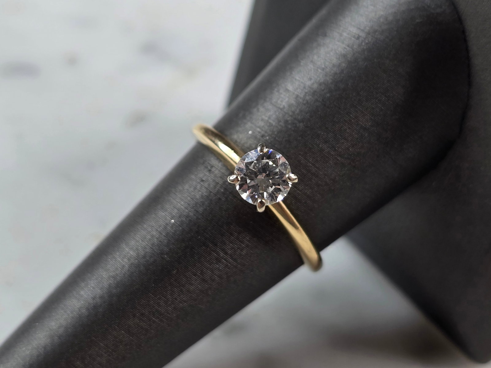 Womens Vintage Estate 14k Gold Diamond Engagement Ring: A WOMEN'S VINTAGE ESTATE 14K GOLD DIAMOND ENGAGEMENT RING. THE RING WEIGHS 2.7g. THE SIZE OF THE RING IS AN 8.0, AND IS ABOUT 1/4" WIDE. THE DIAMOND IS ABOUT .65cts. MAKES A LOVELY GIFT FOR THAT SOMEO