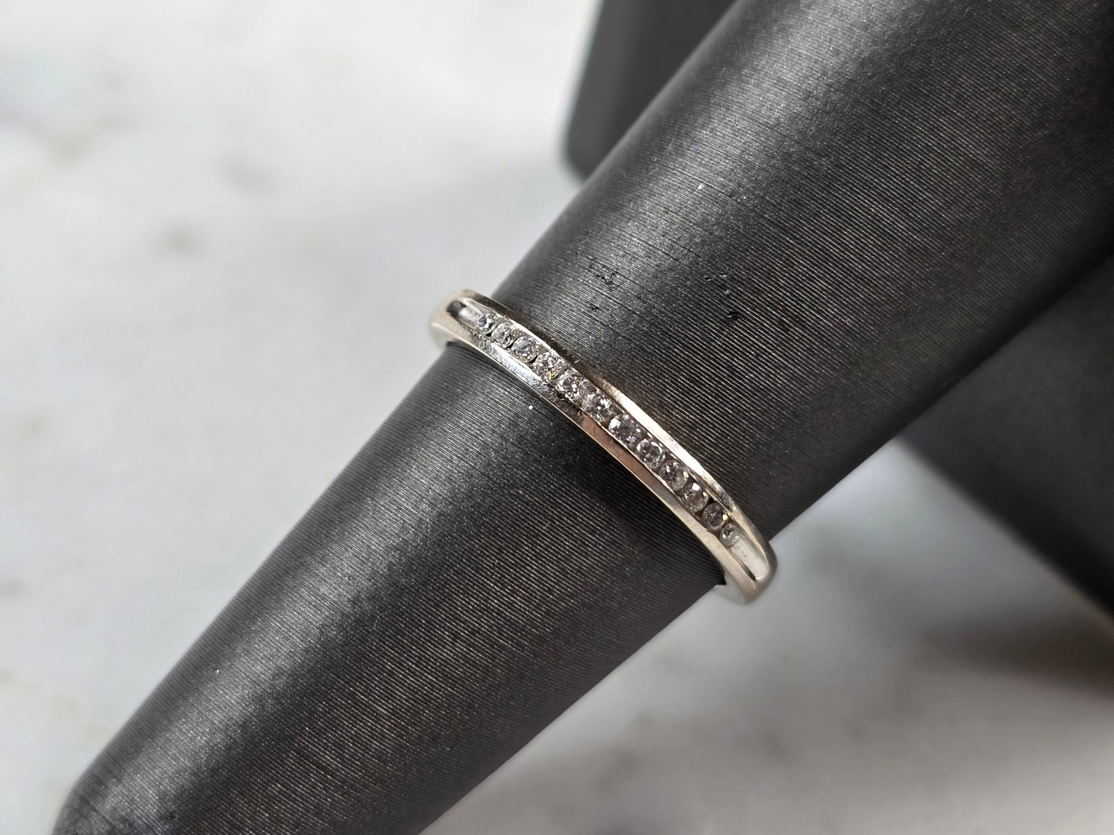 Womens Vintage Estate 14k White Gold Diamond Ring: A WOMENS VINTAGE ESTATE 14k WHITE GOLD DIAMOND RING. RING WEIGHS 2.2g, AND IS A SIZE 7.0. THERE ARE 12 SMALL DIAMONDS, AND IS ABOUT 1/8" WIDE. THIS WOULD MAKE A NICE GIFT FOR THAT SOMEONE SPECIAL. ANY
