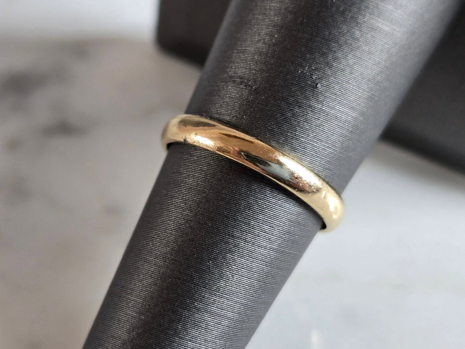 Womens Vintage Estate 14k Gold Wedding Ring Band: A WOMENS VINTAGE ESTATE 14k GOLD WEDDING BAND RING, MADE BY FREDERICK GOLDMAN. THE RING WEIGHS 2.2g AND MEASURES 1/8" WIDE. RING IS A SIZE 6.75 AND IS STAMPED "14K, FG". MAKES A GREAT GIFT FOR THAT SO