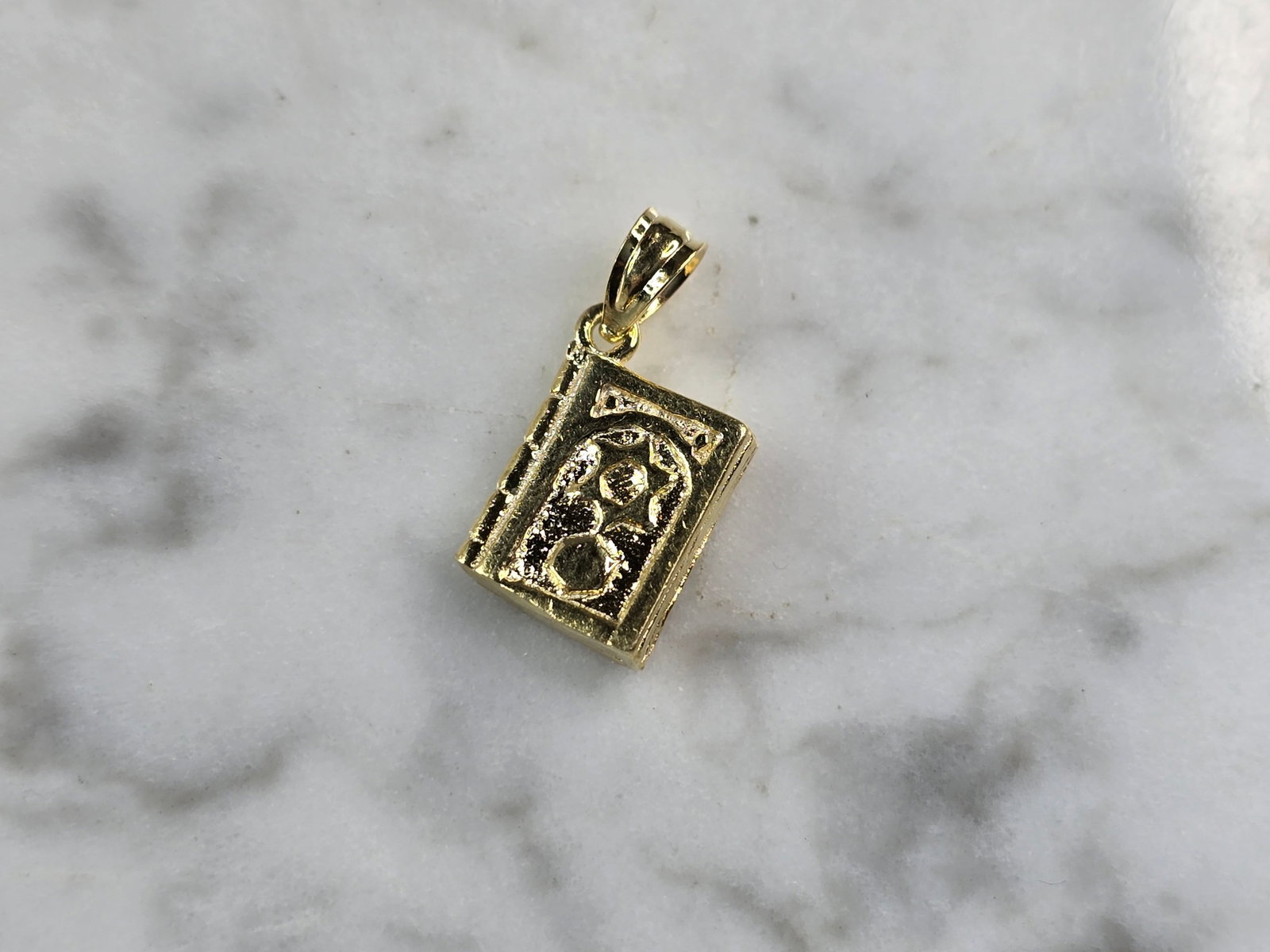 Sterling Silver Gold Tone Jewish Judaica Hebrew Torah Charm Pendant: A STERLING SILVER GOLD TONE JEWISH HEBREW TORAH CHARM PENDANT. PENDANT WEIGHS 2.3g, AND MEASURES 3/4" LONG BY 3/8" WIDE. MAKES A GREAT GIFT FOR THAT SOMEONE SPECIAL. ANY QUESTIONS, PLEASE ASK. BE SURE