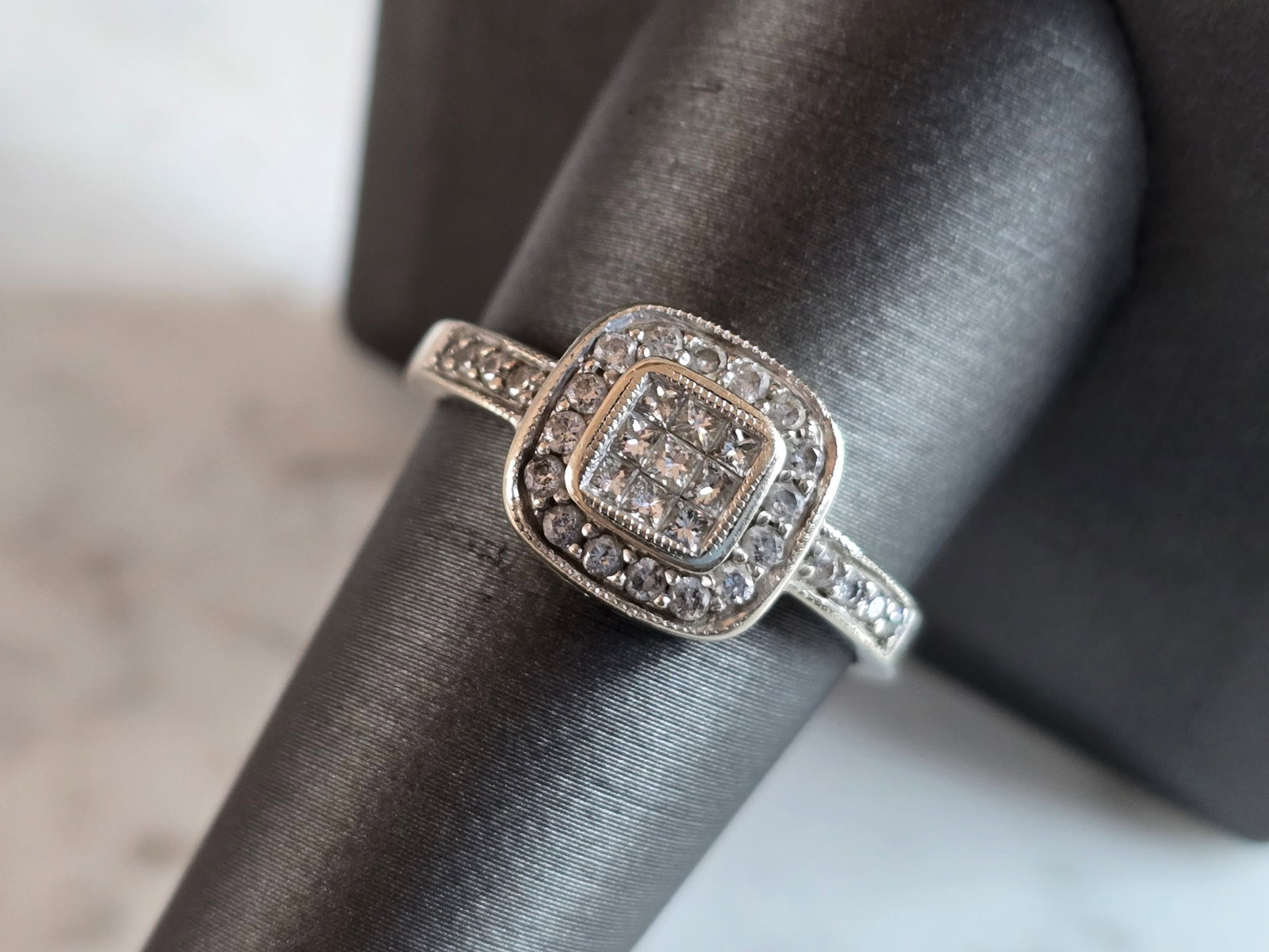 Womens Estate 14K White Gold Diamond Cluster Ring: A WOMENS ESTATE 14K WHITE GOLD DIAMOND CLUSTER RING WITH ABOUT .66cts OF DIAMONDS. THE RING WEIGHS 3.9g. THE SIZE OF THE RING IS A 9.25. THE WIDTH OF THE RING IS 3/8". THIS MAKES A LOVELY GIFT FOR THA