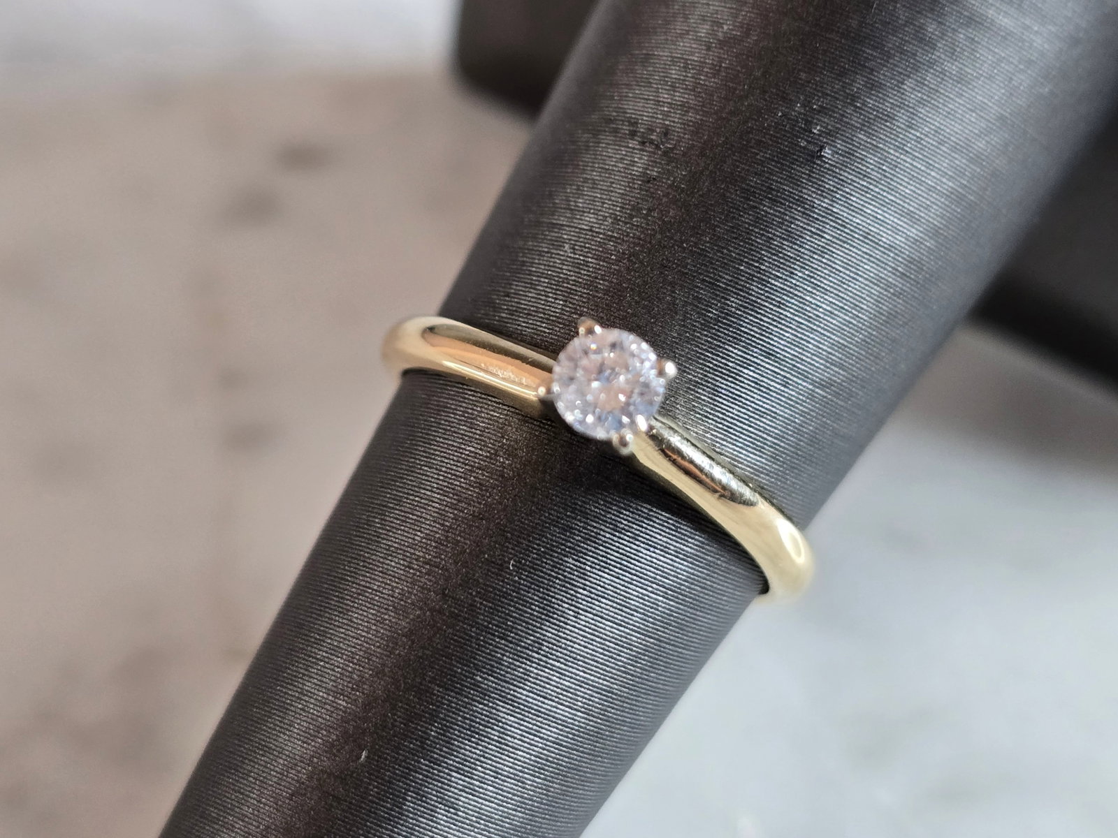 Womens Vintage Estate 14k Gold Diamond Engagement Ring: A WOMENS VINTAGE ESTATE 14K YELLOW GOLD DIAMOND RING THAT WEIGHS 1.9g. THE SIZE OF THE RING IS A 5.5, AND IS ABOUT 1/8" WIDE. THE DIAMOND IS ABOUT 0.15cts AND HAS A NICE SPARKLE TO IT. WOULD MAKE A LO