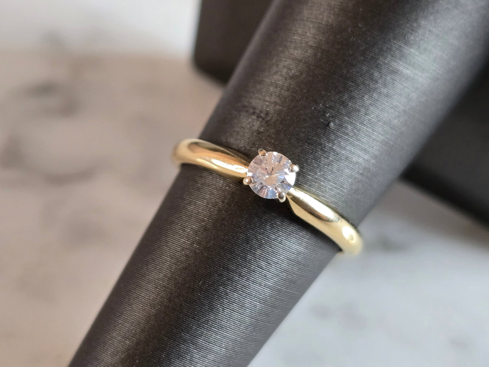 Womens Vintage Estate 14k Gold Diamond Ring: A WOMENS VINTAGE ESTATE 14K YELLOW GOLD DIAMOND RING THAT WEIGHS 2.4g. THE SIZE OF THE RING IS A 7.0, AND IS ABOUT 3/16" WIDE. THE DIAMOND IS ABOUT 0.20cts AND HAS A NICE SPARKLE TO IT. WOULD MAKE A L