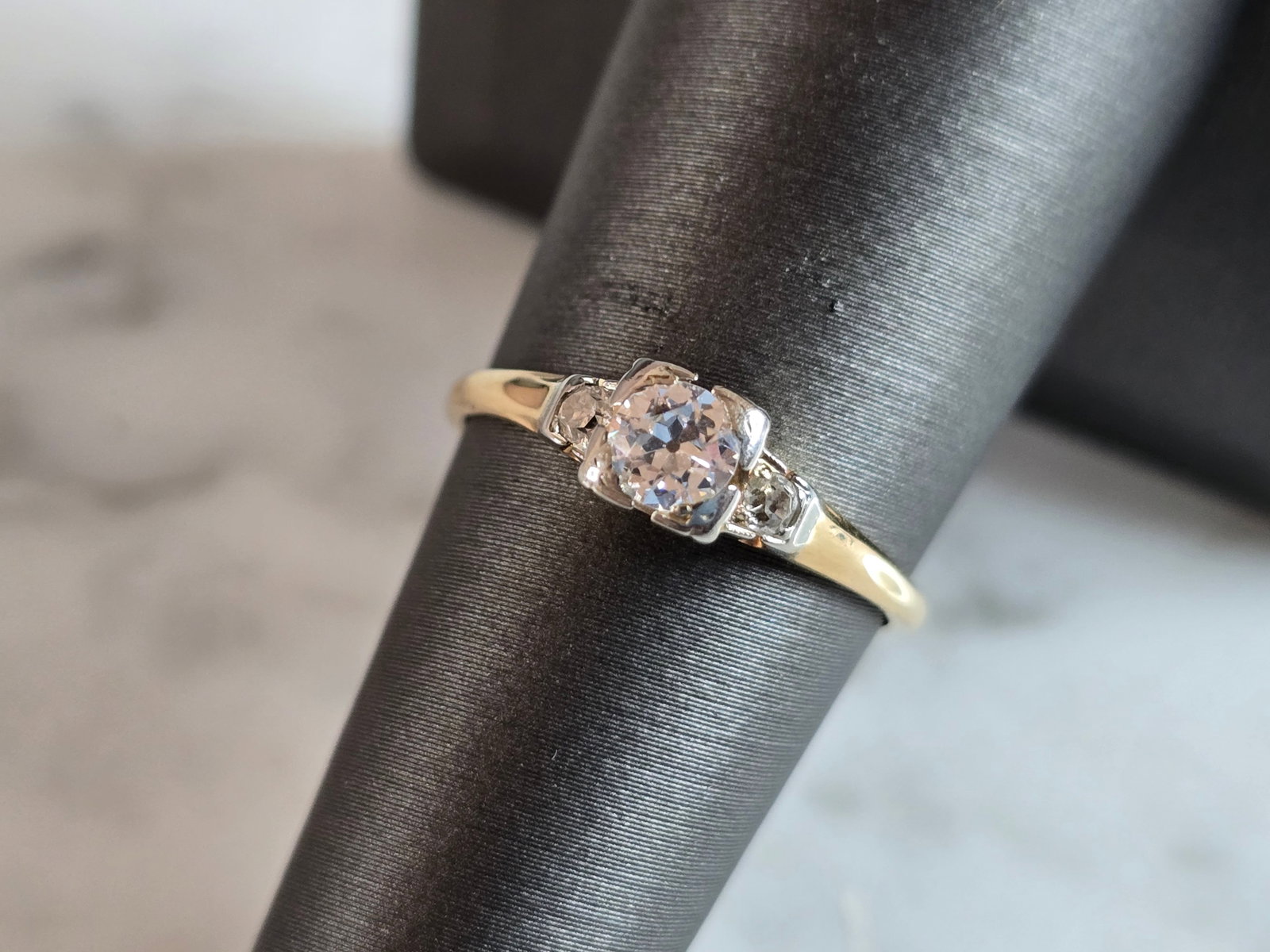 Womens Vintage Estate 14k Gold Diamond Ring: A WOMENS VINTAGE ESTATE 14K YELLOW GOLD DIAMOND RING THAT WEIGHS 2.0g. THE SIZE OF THE RING IS A 7.0, AND IS ABOUT 3/16" WIDE. THE DIAMOND IS ABOUT 0.29cts AND HAS A NICE SPARKLE TO IT. WOULD MAKE A L