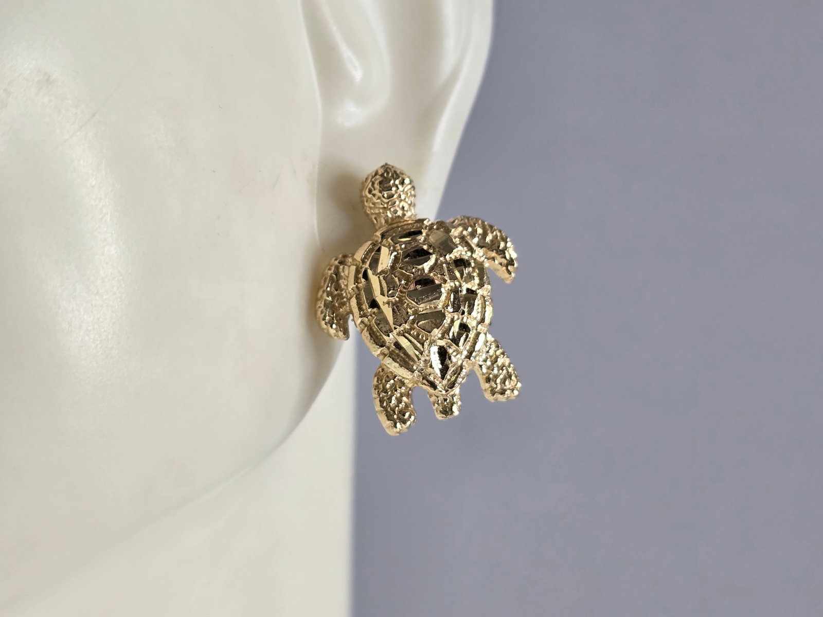 Womens Vintage Estate 14K Yellow Gold Sea Turtle Stud Earrings: A PAIR OF WOMENS VINTAGE ESTATE 14K YELLOW GOLD SEA TURTLE STUD EARRINGS. THE EARRING WEIGHS 5.7g, AND MEASURE 3/4" BY 1/2". EARRINGS ARE MARKED ON THE STEM. WOULD MAKE A GREAT GIFT FOR THAT SOMEONE S