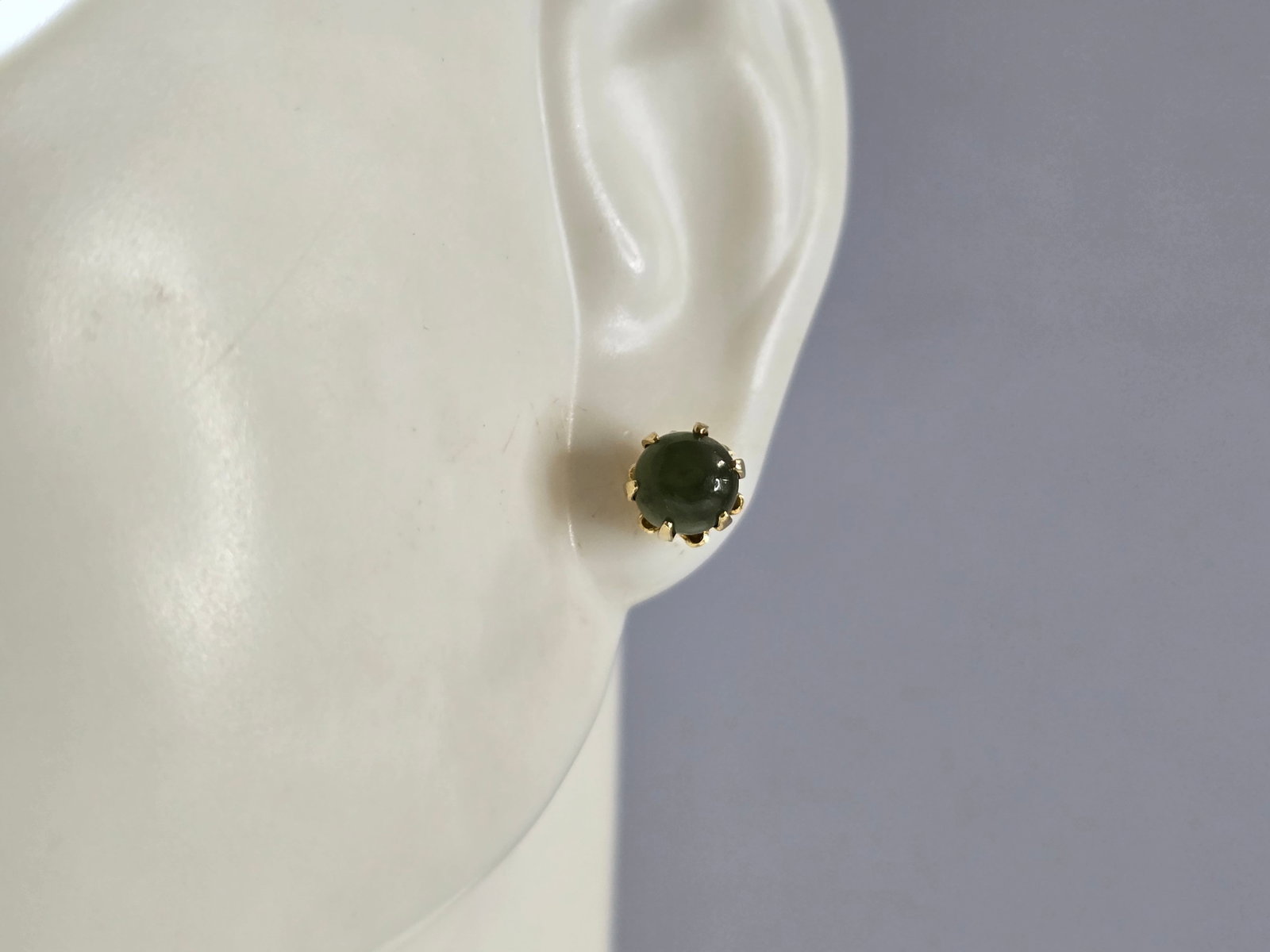 Pr Vintage Estate 14K Yellow Gold Jade Color Cabochon Stud Earrings: FOR SALE IS THIS PAIR OF WOMENS VINTAGE ESTATE 14K GOLD JADE COLOR CABOCHON STUD EARRINGS. THE PAIR OF EARRINGS WEIGH 0.9g. EARRINGS MEASURE 3/16" WIDE. STONES ARE MAN MADE. EARRINGS ARE MARKED ON THE