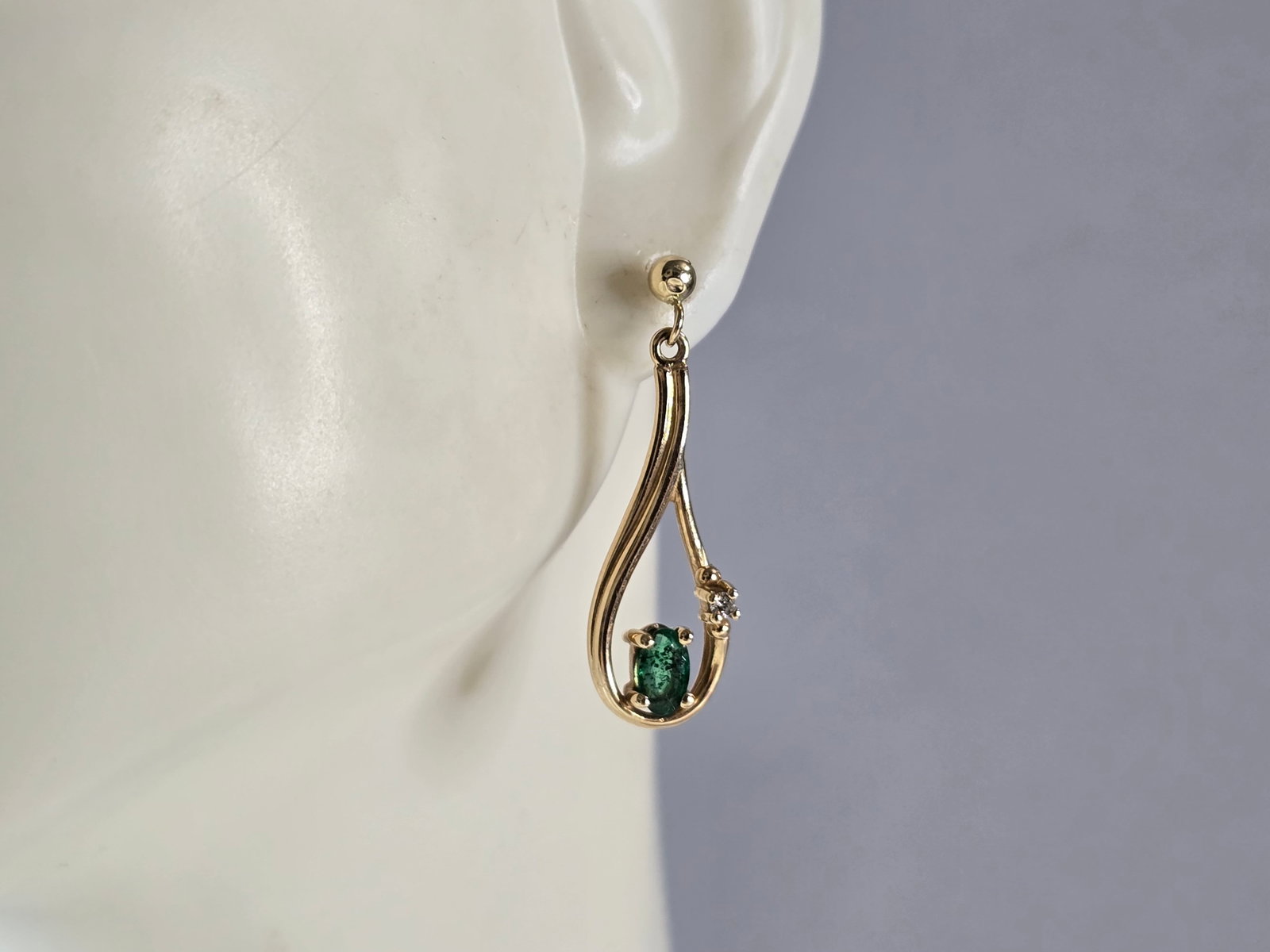 Pr Womens Vintage Estate 14K Yellow Gold Diamond Emerald Earrings: FOR SALE ARE A PAIR OF WOMENS 14K YELLOW GOLD EMERALDS AND DIAMONDS. THE EARRINGS WEIGH 2.7g, AND MEASURE 3/8" LONG BY 5/16" WIDE. THERE ARE ABOUT .20cts OF EMERALDS, WITH 2 TINY DIAMONDS. MAKES A GRE
