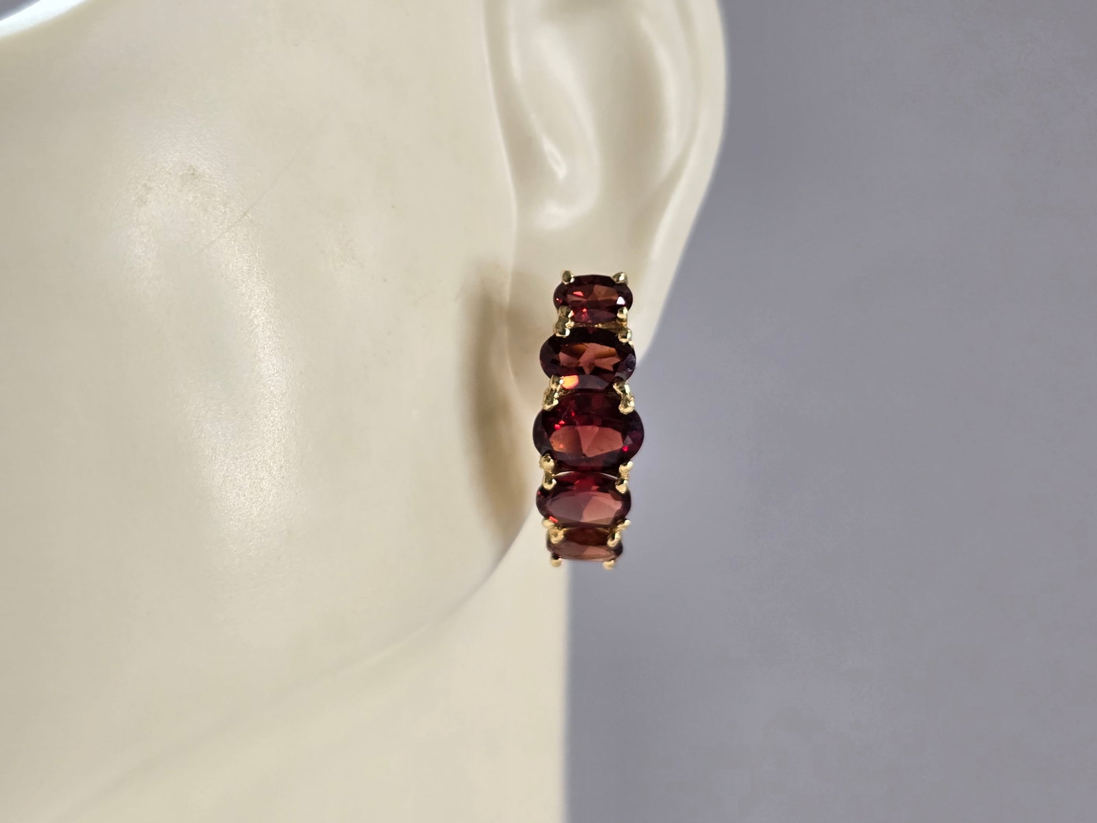 Womens Vintage Estate 14K Yellow Gold Garnet Earrings: A PAIR OF WOMENS VINTAGE ESTATE 14K YELLOW GOLD GARNET EARRINGS. THE EARRINGS WEIGH 3.2g, AND MEASURE ABOUT 5/8" WIDE BY 1/4". NOT SURE IF STONES ARE NATURAL OR MAN MADE. WOULD MAKE A GREAT GIFT FOR T