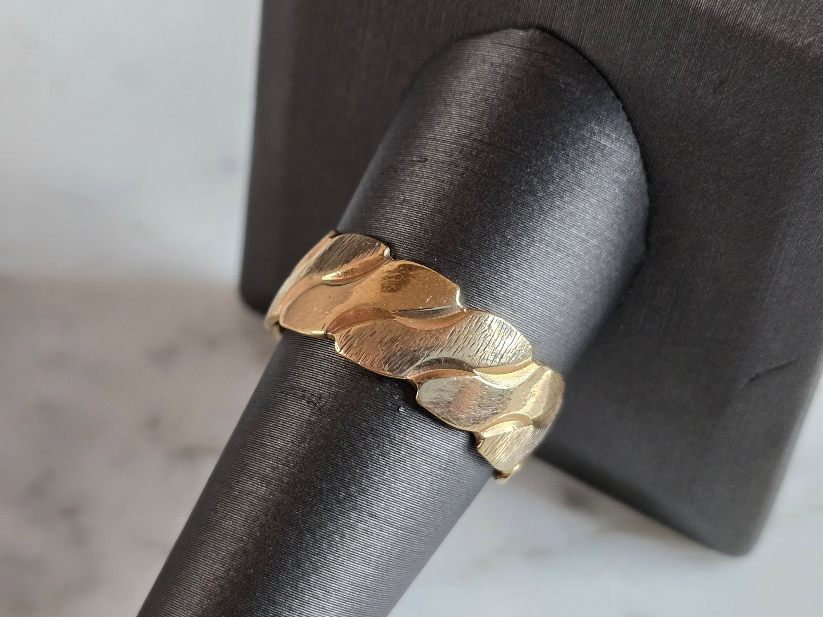 Mens Vintage Estate 14k Yellow Gold Wedding Band Ring: A MENS VINTAGE 14K GOLD WEDDING BAND. THE SIZE OF THE RING IS A 10.25, AND WEIGHS 6.7g. THE WIDTH OF THE BAND IS 5/16". ANY QUESTIONS PLEASE DO NOT HESITATE TO ASK. BE SURE TO CHECK OUT SOME OF MY OTH