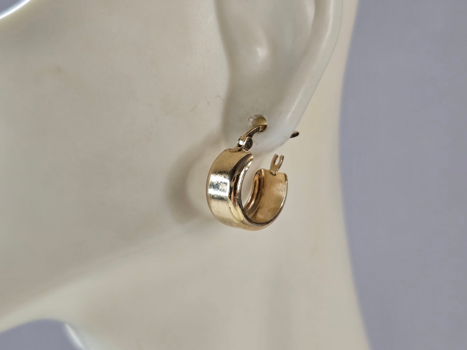 Pr Womens Vintage Estate 14K Yellow Gold Hoop Earrings: A LOVELY PAIR OF WOMENS VINTAGE ESTATE 14K YELLOW GOLD HOOP EARRINGS. THE EARRINGS WEIGH 1.5g, AND MEASURE 1/2" LONG BY 1/4" WIDE. EARRINGS ARE MARKED 14K ON THE STEM. ANY QUESTIONS, PLEASE DON'T HESI