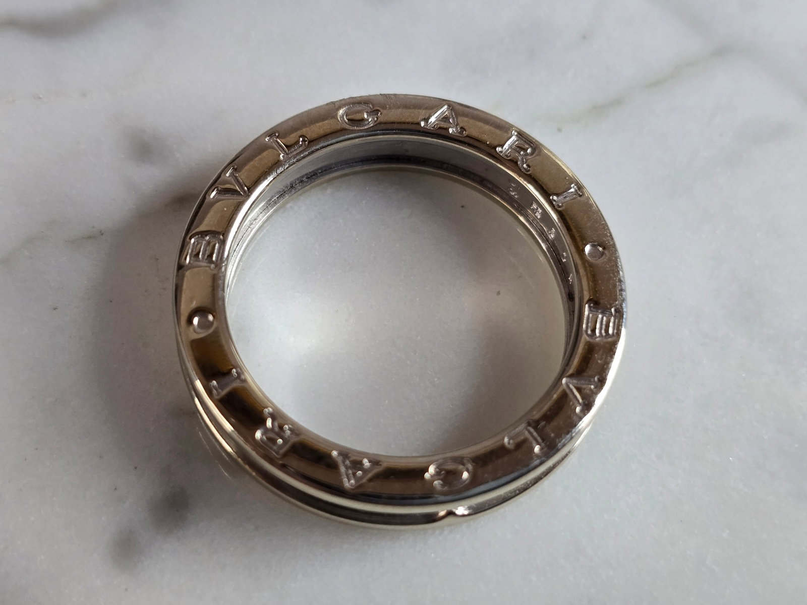 Mens Estate 18K White Gold Designer Bvlgari Wedding Band Ring: A MENS ESTATE 18K WHITE GOLD BVLGARI WEDDING BAND RING. THE RING WEIGHS 8.0g AND IS A SIZE 8.5. THE WIDTH OF THE RING IS ABOUT 3/16". MARKED ON THE INSIDE OF THE BAND AS WELL. A GREAT DEIGNER RING. TH