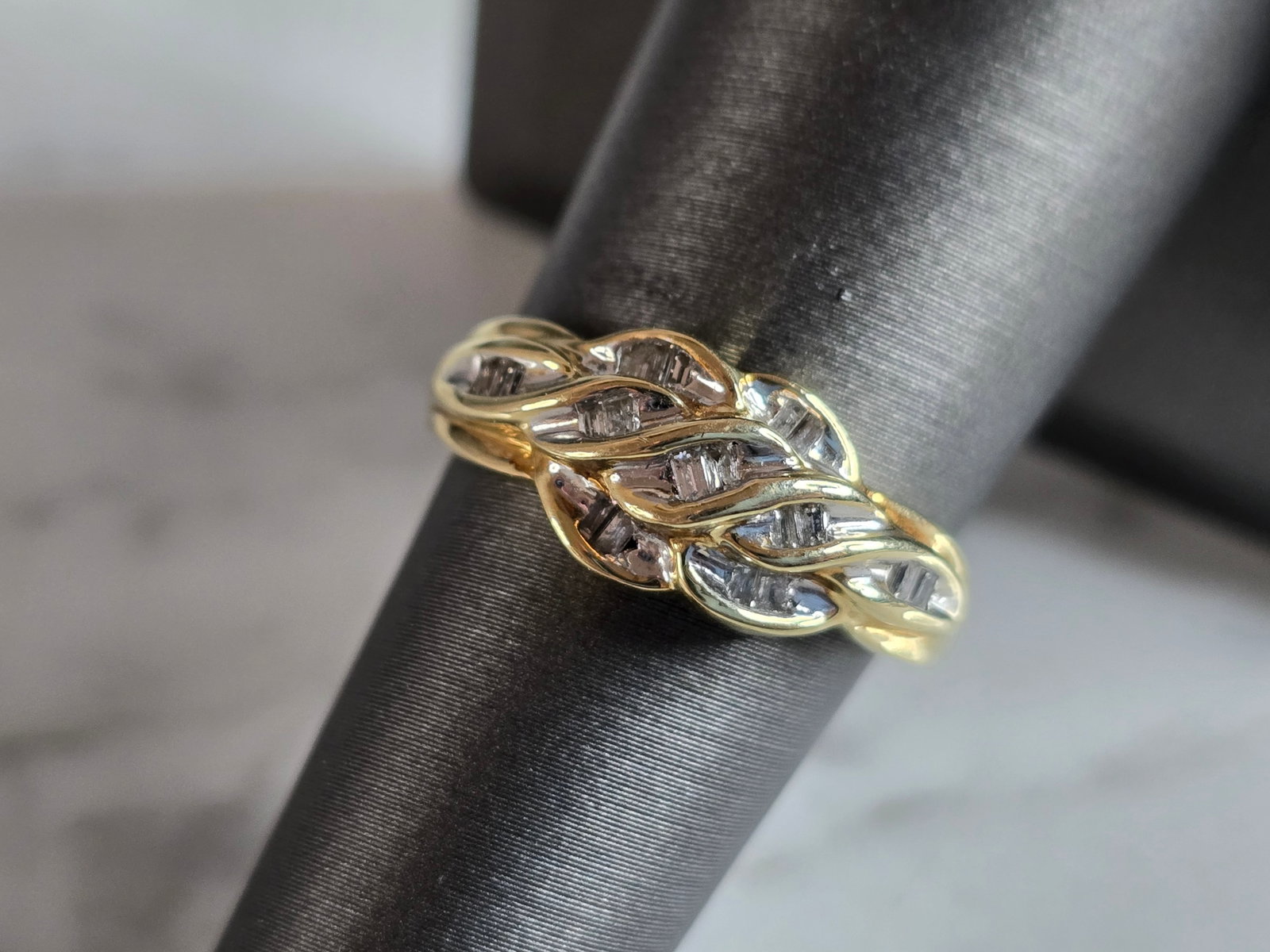 Womens Vintage Estate 10K Gold Diamond Cluster Ring: A WOMENS VINTAGE ESTATE 10K GOLD DIAMOND CLUSTER RING. THE RING WEIGHS 3.2g. THE SIZE OF THE RING IS A 7.0. THERE ARE ABOUT .18cts OF DIAMONDS. THE WIDTH OF THE RING IS 5/16". ANY QUESTIONS PLEASE DO 