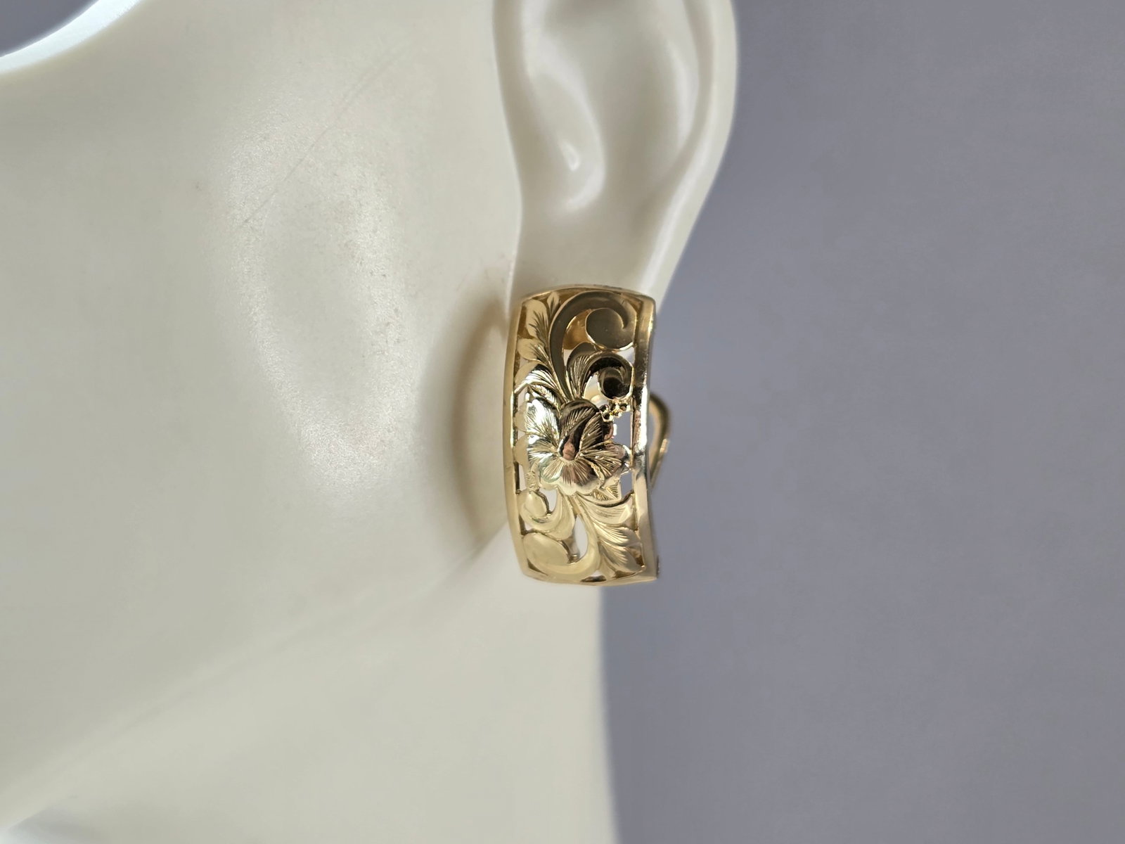 Womens Vintage Estate 14K Yellow Gold Earrings: A PAIR OF WOMENS VINTAGE ESTATE 14K GOLD EARRINGS. THE EARRINGS WEIGH 5.5g, AND MEASURE 3/4" BY 3/8" AND ARE STAMPED 14K. WOULD MAKE A BEAUTIFUL GIFT FOR THAT SOMEONE SPECIAL. ANY QUESTIONS, PLEASE AS