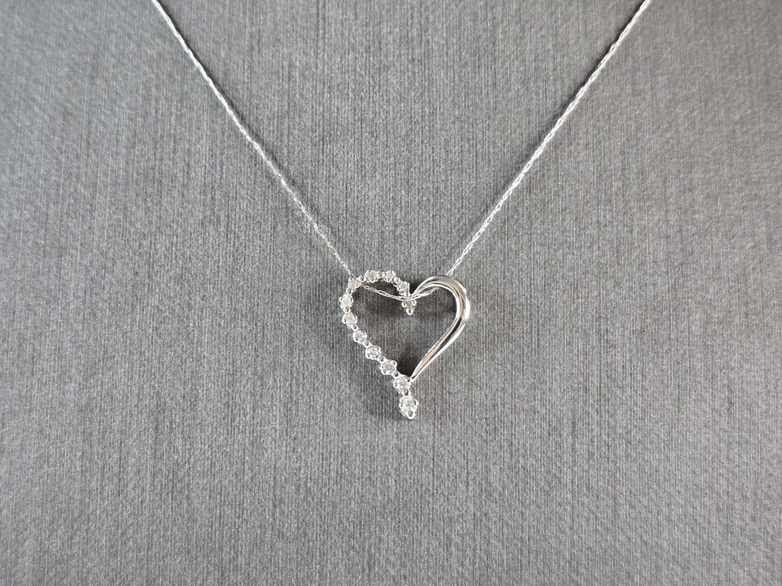 Womens Vintage Estate 10k White Gold Diamond Heart Pendant Necklace: A LOVELY VINTAGE ESTATE 10K WHITE GOLD FINE NECKLACE WITH 10K WHITE GOLD DIAMOND HEART PENDANT. THE HEART HAS TOTAL OF 12 TINY DIAMONDS. THE NECKLACE AND PENDANT WEIGHS 1.4g. NECKLACE MEASURES 19 1/2"