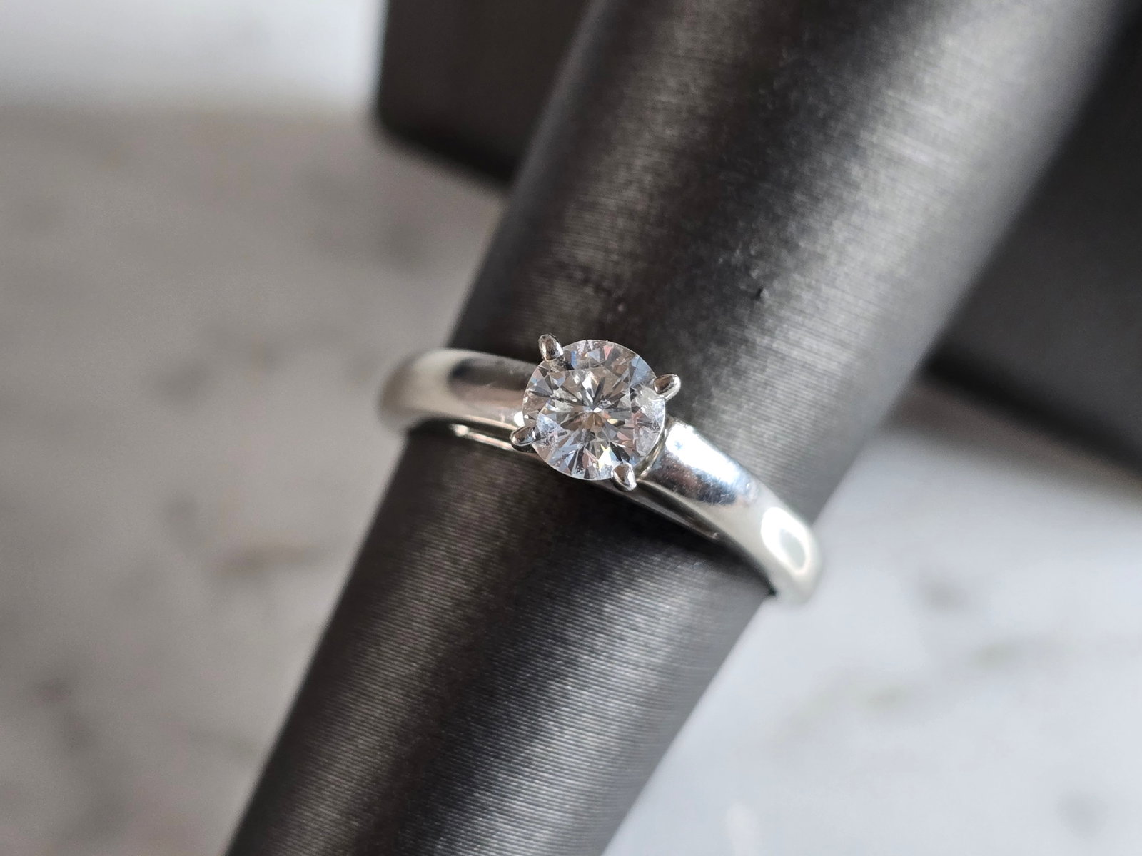 Womens Vintage Estate Platinum Diamond Ring: A WOMENS VINTAGE ESTATE PLATINUM DIAMOND RING. THE RING IS A SIZE 6.5 AND WEIGHS 4.3g. THERE ARE ABOUT .52cts OF DIAMONDS. THE WIDTH OF THE RING IS 1/4". ANY QUESTIONS, PLEASE ASK. BE SURE TO CHECK OU