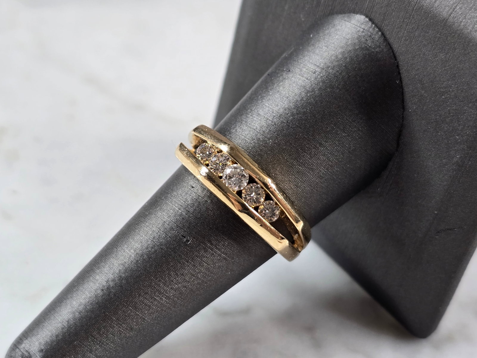 Mens Vintage Estate 14K Yellow Gold Diamond Ring: A MENS VINTAGE ESTATE 14K YELLOW GOLD RING WITH 5 FULL CUT DIAMONDS THAT ABOUT 0.49cts OF DIAMONDS. THE TOTAL WEIGHT IS 7.9g, AND IS A SIZE 9.0. THE WIDTH OF THE RING IS 1/4". ANY QUESTIONS PLEASE DON
