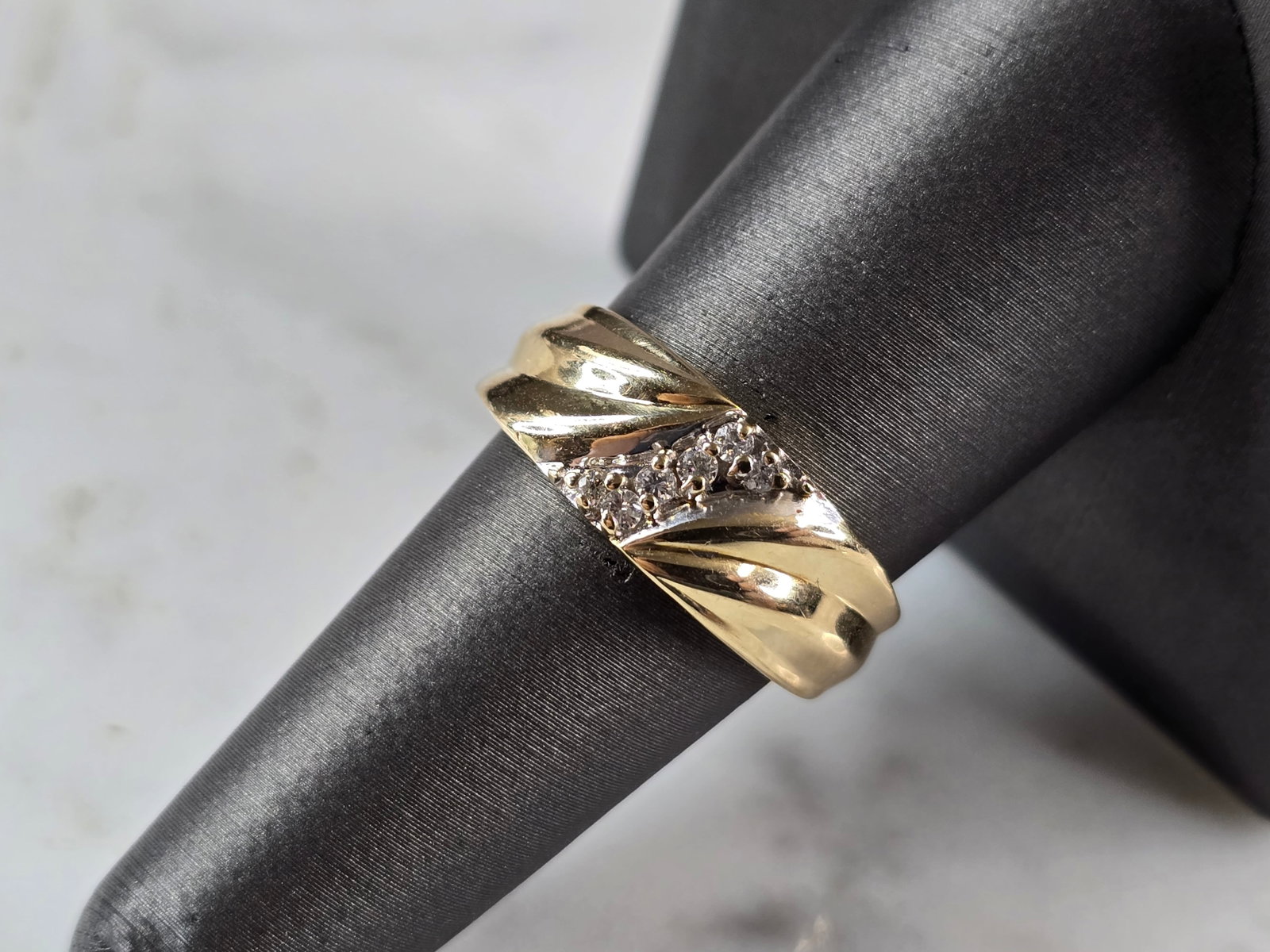 Mens Vintage Estate 14K Yellow Gold Diamond Ring: A MENS VINTAGE ESTATE 14K YELLOW GOLD DIAMOND RING. THE RING WEIGHS 5.6g, AND IS A SIZE 8.0. THE WIDTH OF THE RING IS 5/16". THERE ARE 6 SMALL DIAMONDS. AS YOU MAY BE ABLE TO SEE THERE IS SOME PERSONA