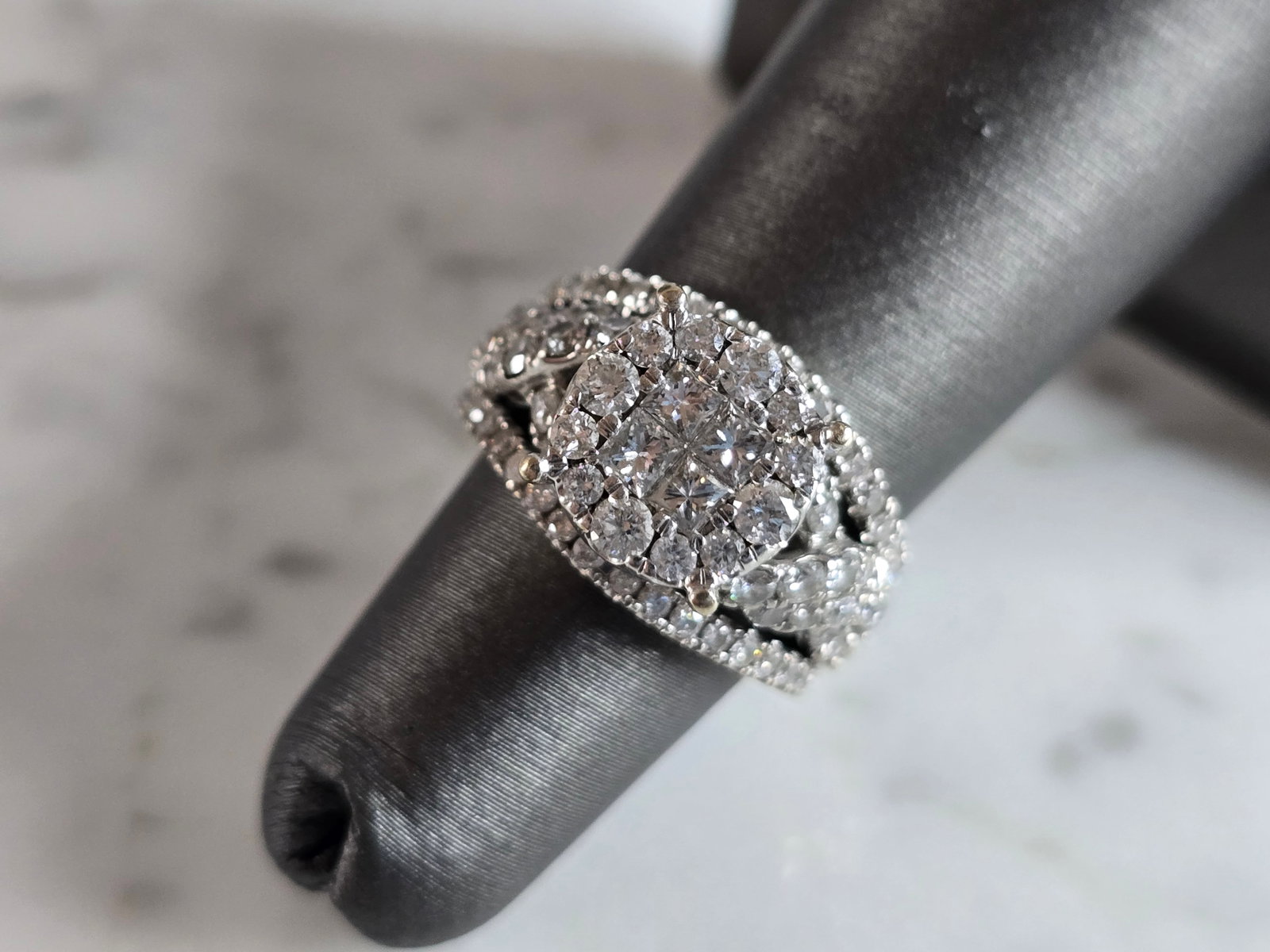 Womens Vintage Estate 14K White Gold Diamond Ring: A WOMENS VINTAGE ESTATE 14K WHITE GOLD DIAMOND RING. THE RING IS A SIZE 4.75 AND WEIGHS 7.2g. THERE ARE ABOUT 0.94cts OF DIAMONDS IN THIS RING. THE WIDTH OF THE RING IS 1/2". THE RING MAKES A BEAUTIFU