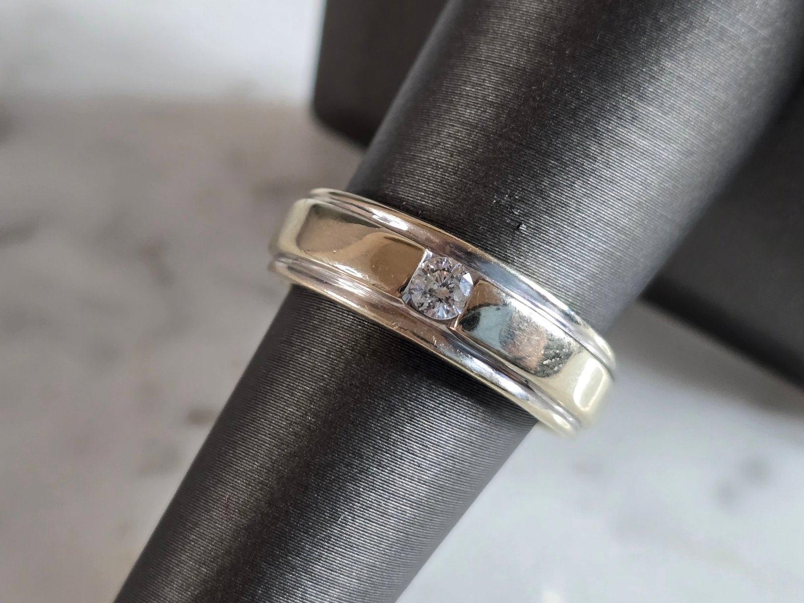 Womens Vintage Estate 14K Yellow Gold Diamond Ring: A WOMENS OR MENS VINTAGE ESTATE 14K LIGHT YELLOW GOLD DIAMOND RING. THE RING IS A SIZE 7.5 AND WEIGHS 7.5g. THE DIAMOND IS ABOUT 0.15cts. THE WIDTH OF THE RING IS 1/4". THE RING MAKES A BEAUTIFUL GIFT