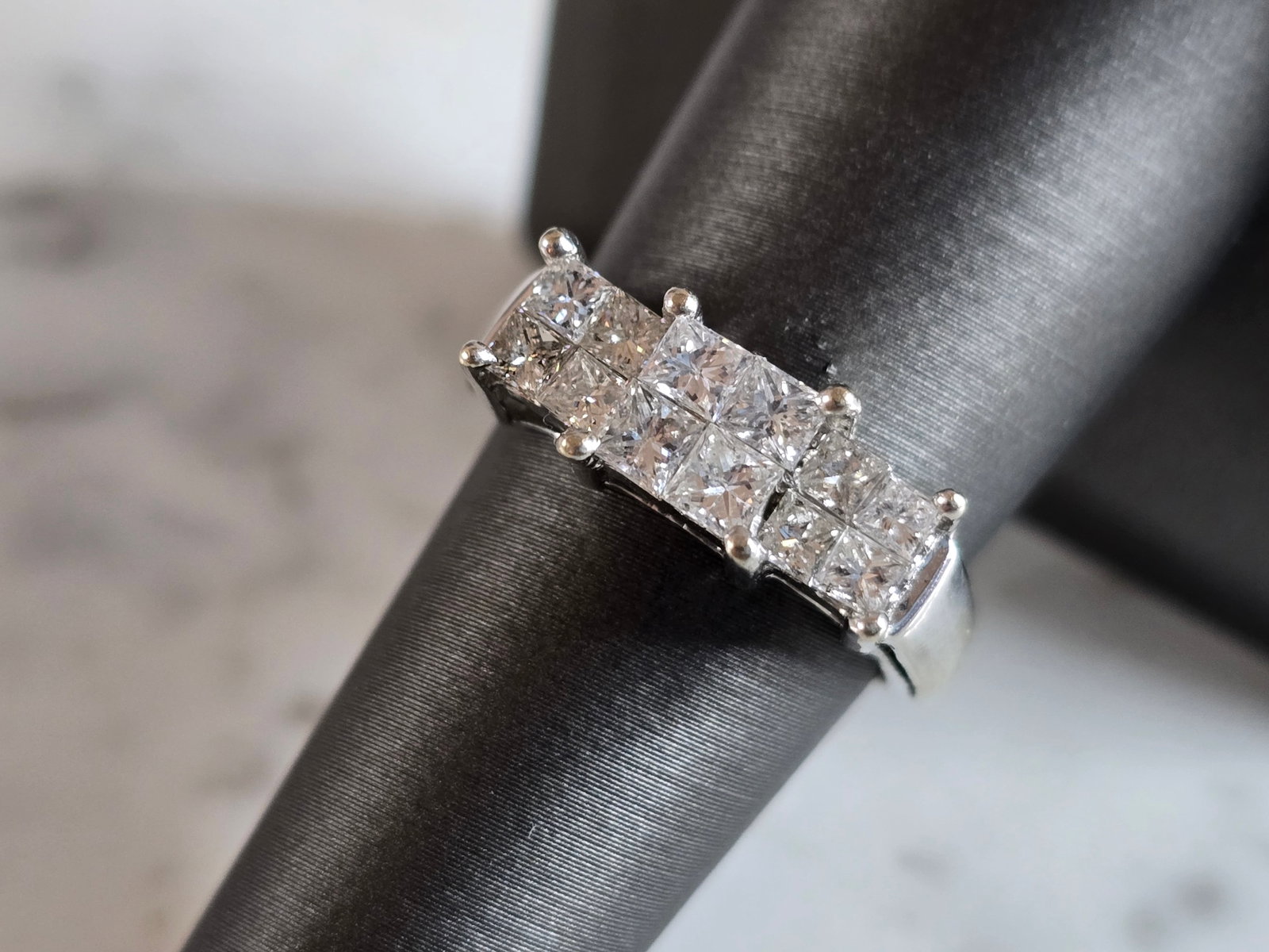 Womens Vintage Estate 14K White Gold Diamond Ring: A WOMENS VINTAGE ESTATE 14K WHITE GOLD DIAMOND RING. THE RING IS A SIZE 8.0 AND WEIGHS 5.2g. THERE ARE ABOUT 1.44cts OF DIAMONDS IN THIS RING. THE WIDTH OF THE RING IS 1/4". THE RING MAKES A BEAUTIFUL