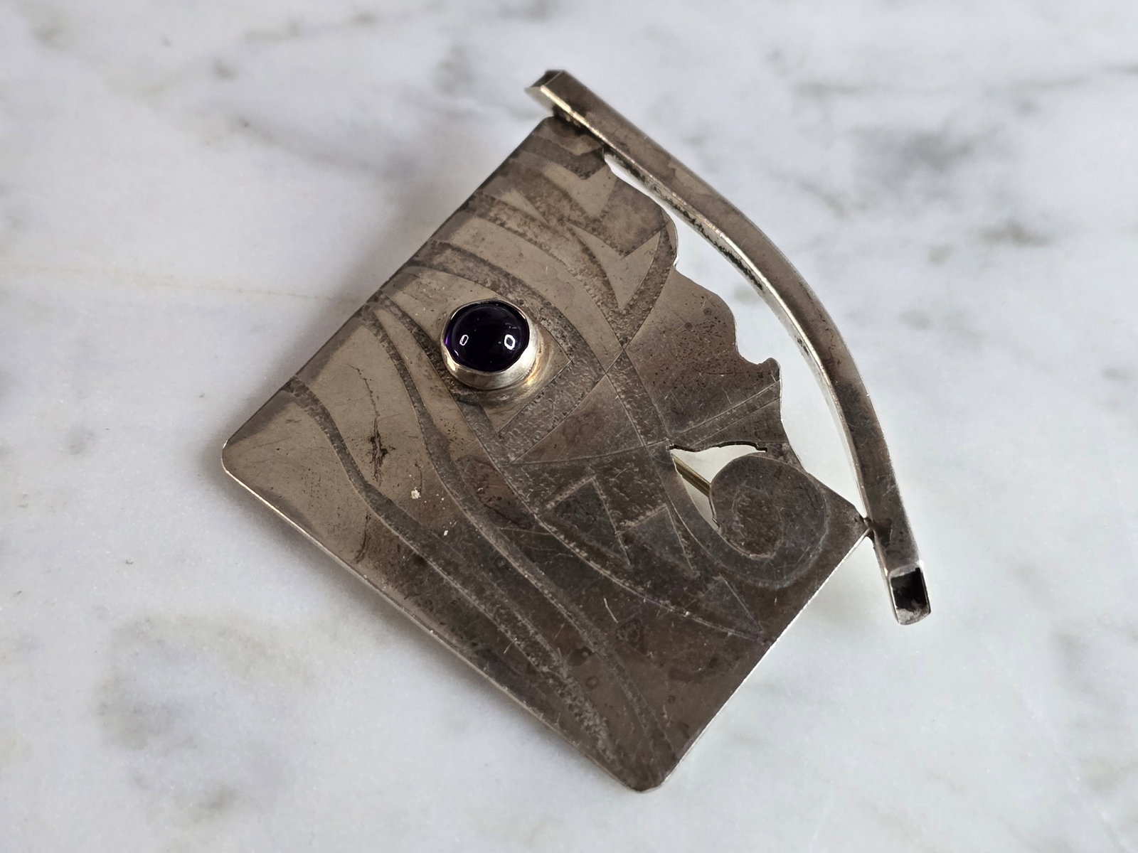 Womens Vintage Estate Sterling Silver Modernist Brooch: A WOMENS VINTAGE ESTATE STERLING SILVER MODERNIST BROOCH. THE BROOCH MEASURES 2" BY 1 1/2", AND WEIGHS 8.4g. BROOCH IS NOT MARKED BUT IT HAS BEEN TESTED AND IS GUARANTEED TO BE AS DESCRIBED. ANY QUEST