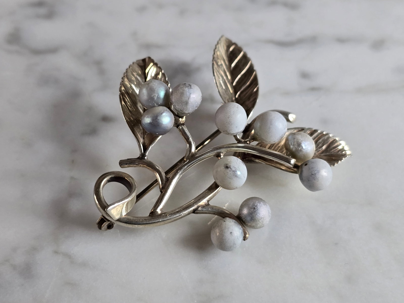 Womens Vintage Estate Sterling Silver Modernist Brooch: A WOMENS VINTAGE ESTATE STERLING SILVER MODERNIST BROOCH. THE BROOCH MEASURES 2" LONG BY 1 1/2"WIDE, AND WEIGHS 9.4g. ANY QUESTIONS, PLEASE DON'T HESITATE TO ASK. MAKES AN ATTRACTIVE GIFT FOR THAT SOM