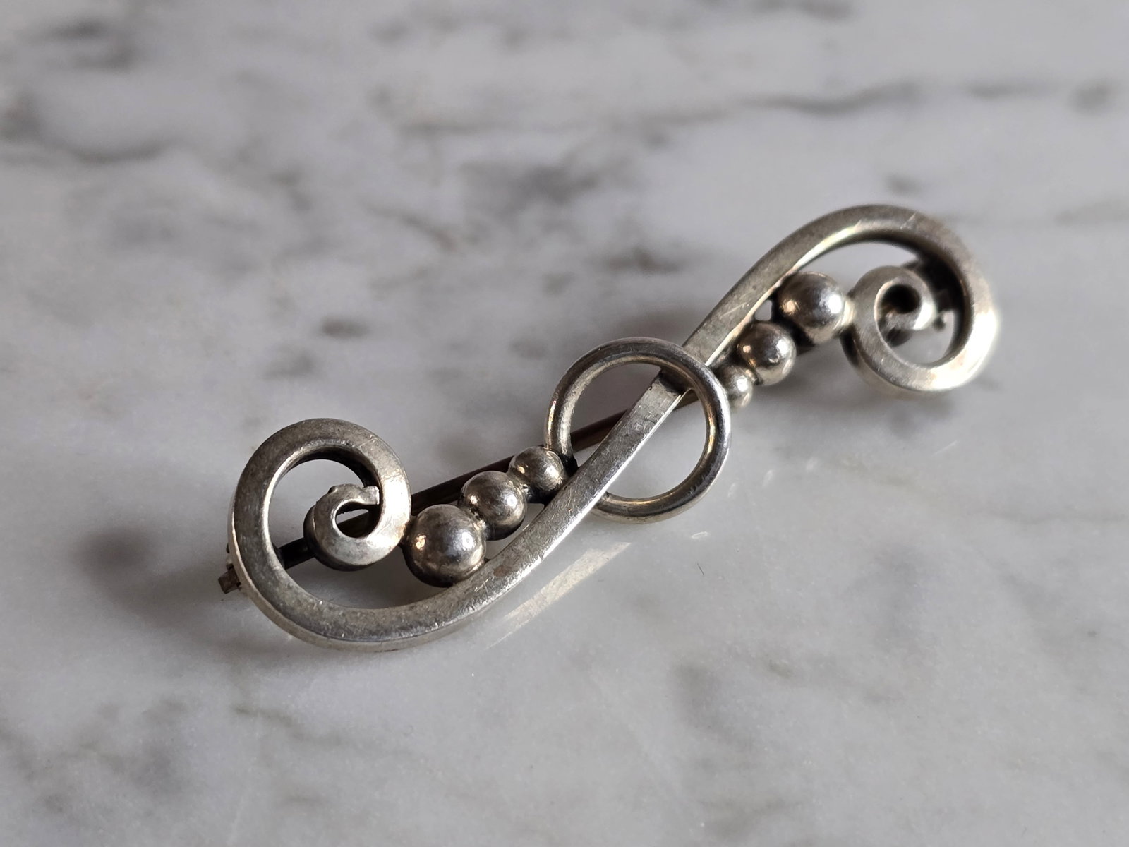 Womens Vintage Estate Sterling Silver Modernist Brooch: A WOMENS VINTAGE ESTATE STERLING SILVER DESIGNER BROOCH WITH MODERN DESIGN. THE BROOCH MEASURES 2" LONG BY 1/2" WIDE AND WEIGHS 7.2g. ANY QUESTIONS, PLEASE ASK. BE SURE TO CHECK OUT SOME OF MY OTHER G