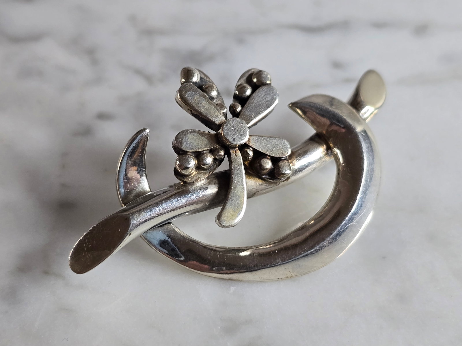 Womens Vintage Estate Sterling Silver Modernist Flower Brooch: A WOMENS VINTAGE ESTATE STERLING SILVER MODERNIST FLOWER BROOCH. THE BROOCH MEASURES 2 1/4" LONG BY 1 3/8"WIDE, AND WEIGHS 14.1g. ANY QUESTIONS, PLEASE DON'T HESITATE TO ASK. MAKES AN ATTRACTIVE GIFT 