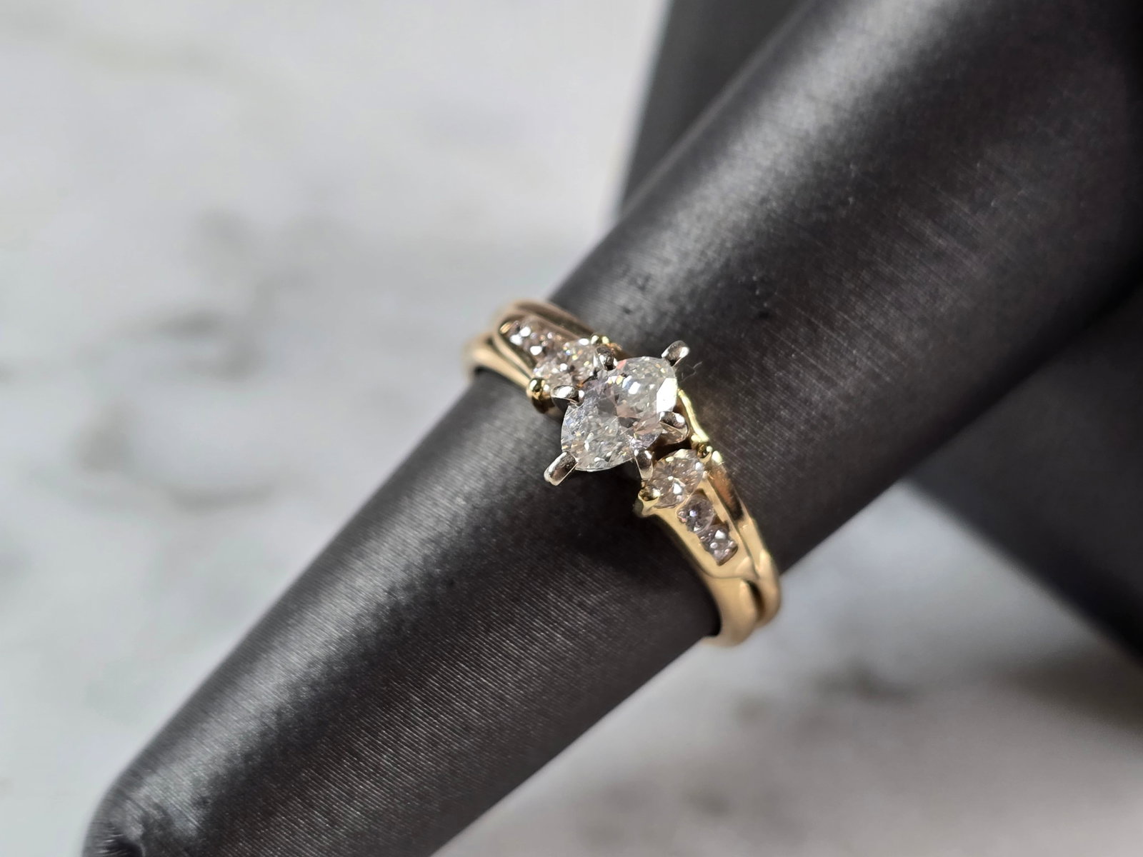 Womens Vintage Estate 14K Yellow Gold MagicGlo Diamond Ring: A WOMENS VINTAGE ESTATE 14K GOLD DIAMOND RING, MADE BY MAGICGLO. THE RING IS A SIZE 6.75 AND WEIGHS 6.6g. THERE ARE ABOUT .58cts OF DIAMONDS IN THIS RING. CENTER DIAMOND IS ABOUT 0.40cts. THE WIDTH OF