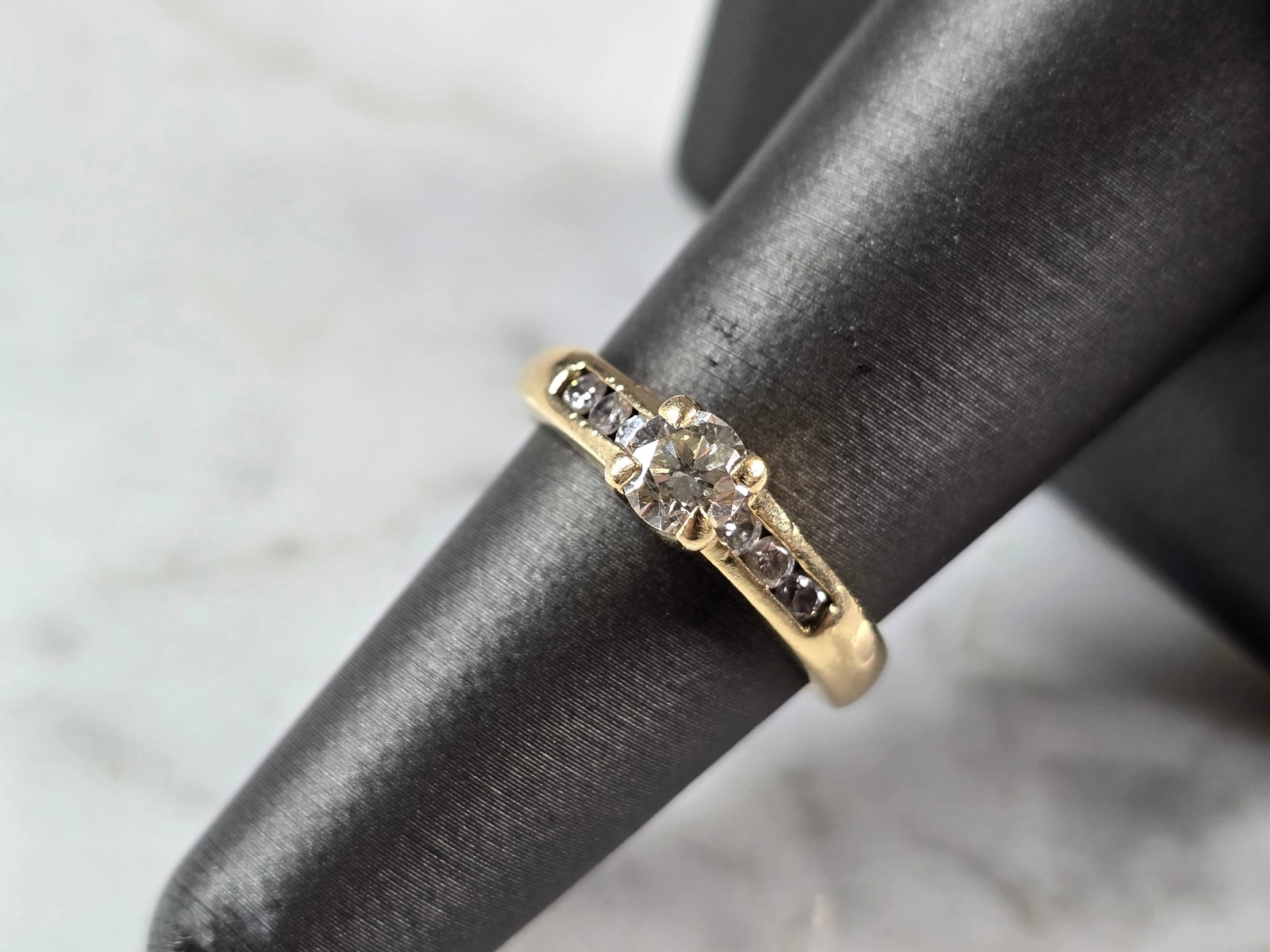 Womens Vintage Estate 14K Gold Krementz Diamond Ring: A WOMENS VINTAGE ESTATE 14K GOLD DIAMOND RING MADE BY KREMENTZ. THE RING IS A SIZE 6.5 AND WEIGHS 4.6g. THE WIDTH OF THE RING IS ABOUT 3/16". THE CENTER DIAMOND IS ABOUT 0.33cts, WITH 6 SMALL ACCENT D
