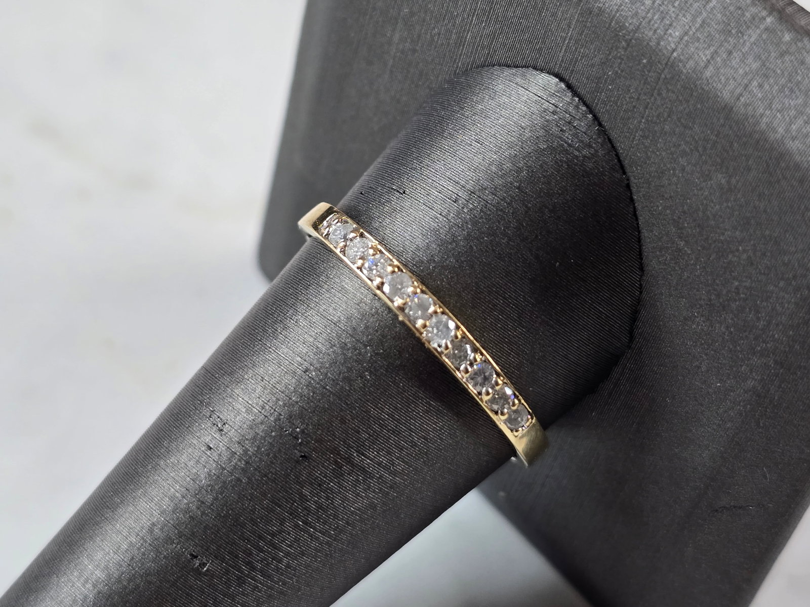 Womens Vintage Estate 10k Yellow Gold Diamond Ring: A WOMENS VINTAGE ESTATE 10K YELLOW GOLD DIAMOND RING. THE RING WEIGHS 1.8g , AND IS A SIZE 11.25. THERE ARE ABOUT 0.25cts OFDIAMONDS IN THE RING. THE WIDTH OF THE RING IS 1/8". ANY QUESTIONS PLEASE AS